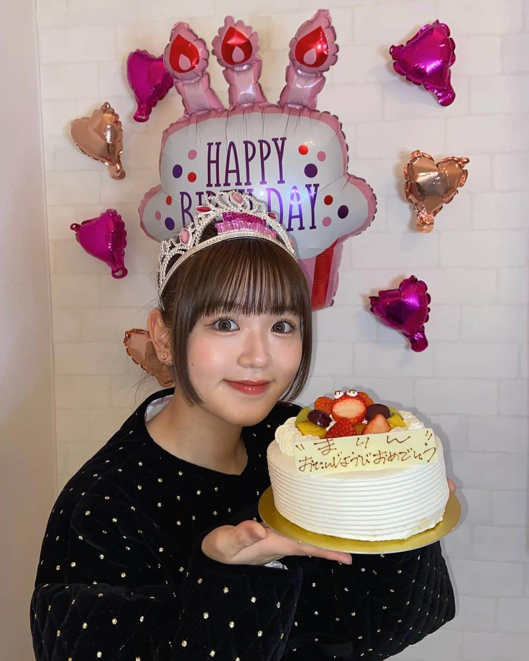 中村真凜さんのインスタグラム写真 - (中村真凜Instagram)「２４歳になりました🥹🎂！！ 沢山のお祝いメッセージありがとうっっ🫶🏻" ・ ２３歳は自分にとって再スタートで新しい出会いが 沢山あったな〜💭出会ってくれた方に感謝です（；＿；）！ ２４歳も自分のペースでコツコツ楽しんで 色んなことに挑戦して成長していきたいです😌✨ ・ 今後ともめろを宜しくお願い致します🙇🏻‍♀️💞」11月21日 22時27分 - marimero1121