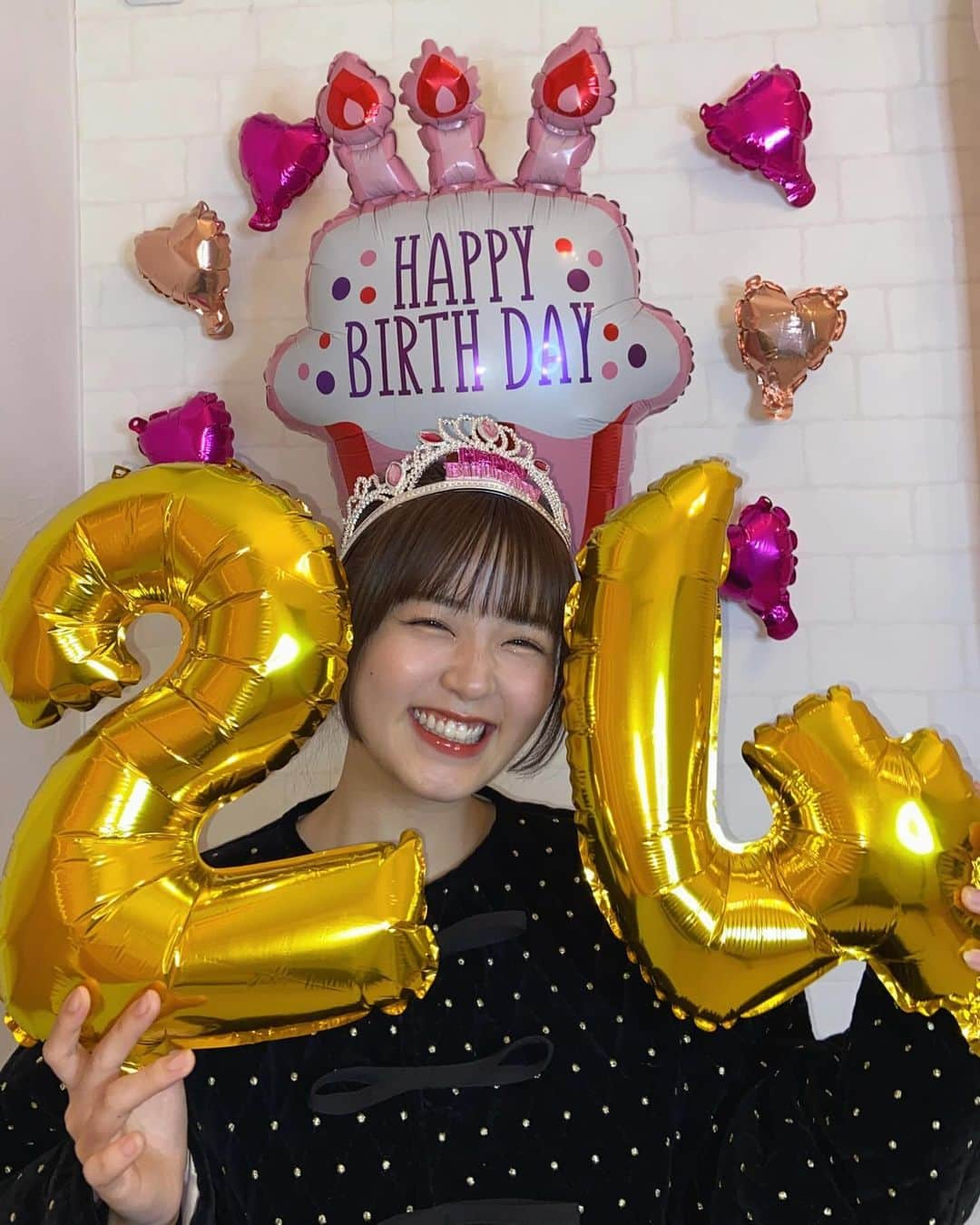 中村真凜さんのインスタグラム写真 - (中村真凜Instagram)「２４歳になりました🥹🎂！！ 沢山のお祝いメッセージありがとうっっ🫶🏻" ・ ２３歳は自分にとって再スタートで新しい出会いが 沢山あったな〜💭出会ってくれた方に感謝です（；＿；）！ ２４歳も自分のペースでコツコツ楽しんで 色んなことに挑戦して成長していきたいです😌✨ ・ 今後ともめろを宜しくお願い致します🙇🏻‍♀️💞」11月21日 22時27分 - marimero1121