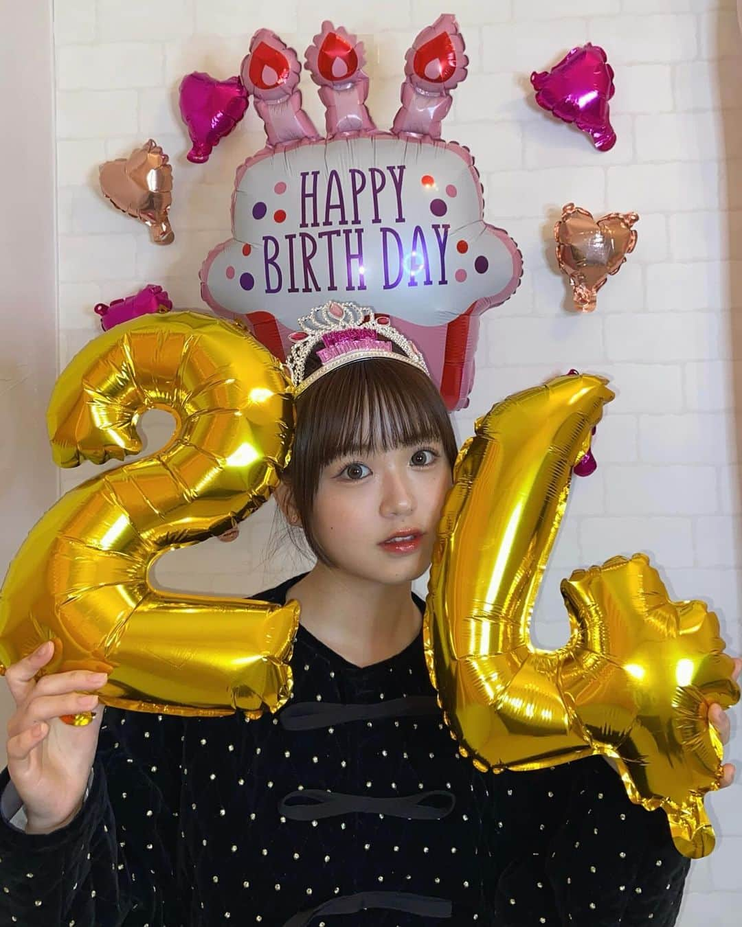 中村真凜さんのインスタグラム写真 - (中村真凜Instagram)「２４歳になりました🥹🎂！！ 沢山のお祝いメッセージありがとうっっ🫶🏻" ・ ２３歳は自分にとって再スタートで新しい出会いが 沢山あったな〜💭出会ってくれた方に感謝です（；＿；）！ ２４歳も自分のペースでコツコツ楽しんで 色んなことに挑戦して成長していきたいです😌✨ ・ 今後ともめろを宜しくお願い致します🙇🏻‍♀️💞」11月21日 22時27分 - marimero1121