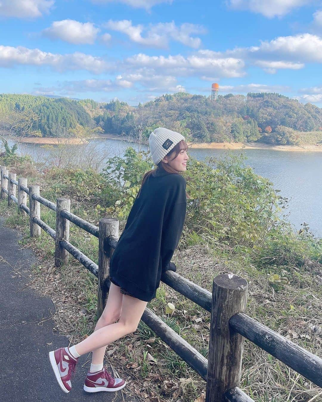 坂本 愛玲菜さんのインスタグラム写真 - (坂本 愛玲菜Instagram)「家族でおでかけ⛰️  ニット帽かぶったらあったかいしコーデ可愛くなるし意外と使えることに気づいた！天才！  そしてNIKEのジョーダンお気に入り♡ #佐賀 #北山ダム #冬 #冬コーデ #ジョーダン #ジョーダンコーデ #ニット帽女子」11月21日 22時33分 - erena_hkt48