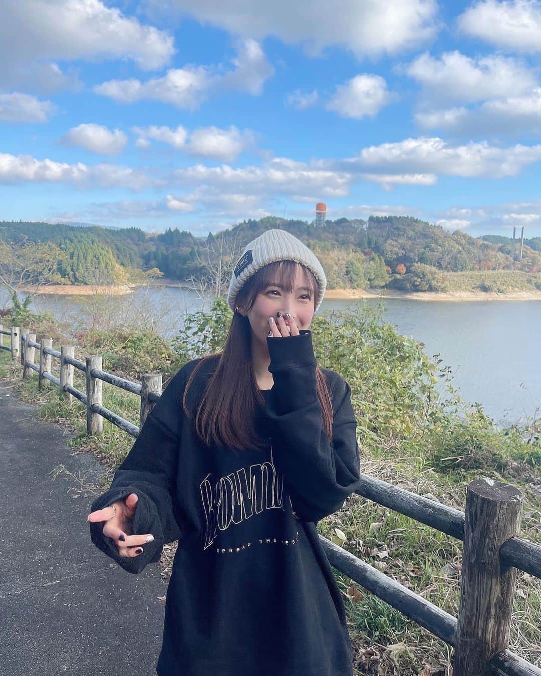 坂本 愛玲菜さんのインスタグラム写真 - (坂本 愛玲菜Instagram)「家族でおでかけ⛰️  ニット帽かぶったらあったかいしコーデ可愛くなるし意外と使えることに気づいた！天才！  そしてNIKEのジョーダンお気に入り♡ #佐賀 #北山ダム #冬 #冬コーデ #ジョーダン #ジョーダンコーデ #ニット帽女子」11月21日 22時33分 - erena_hkt48