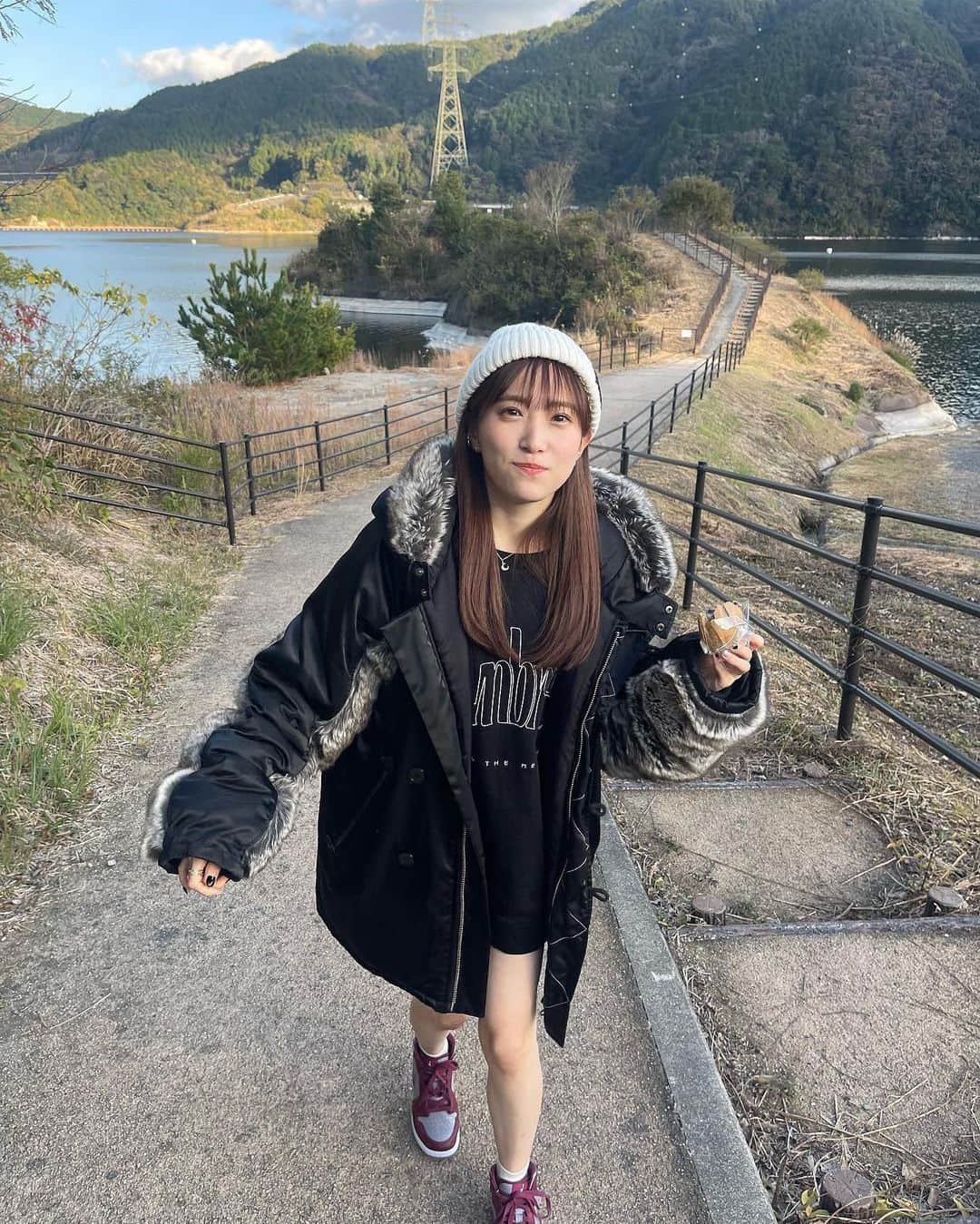 坂本 愛玲菜さんのインスタグラム写真 - (坂本 愛玲菜Instagram)「家族でおでかけ⛰️  ニット帽かぶったらあったかいしコーデ可愛くなるし意外と使えることに気づいた！天才！  そしてNIKEのジョーダンお気に入り♡ #佐賀 #北山ダム #冬 #冬コーデ #ジョーダン #ジョーダンコーデ #ニット帽女子」11月21日 22時33分 - erena_hkt48