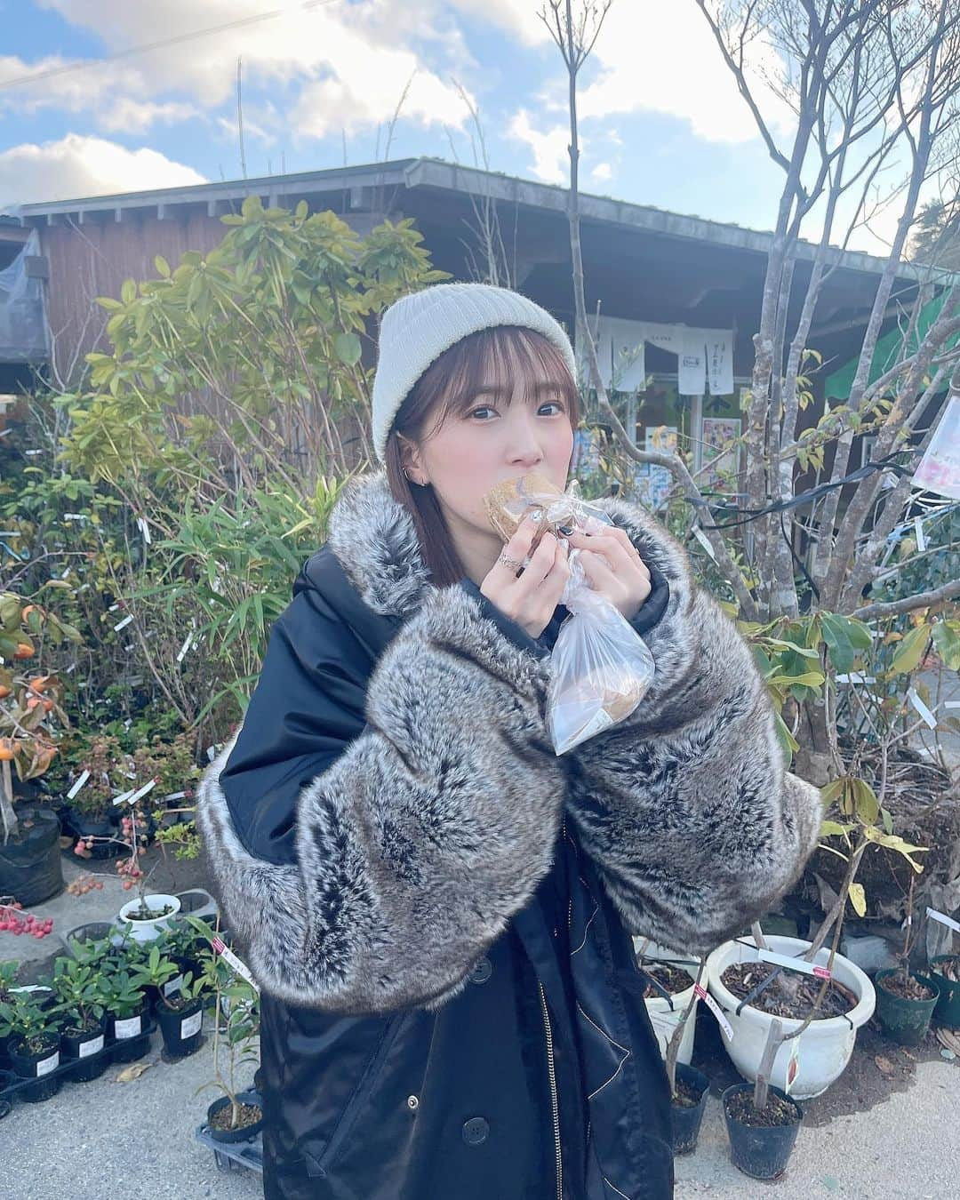 坂本 愛玲菜さんのインスタグラム写真 - (坂本 愛玲菜Instagram)「家族でおでかけ⛰️  ニット帽かぶったらあったかいしコーデ可愛くなるし意外と使えることに気づいた！天才！  そしてNIKEのジョーダンお気に入り♡ #佐賀 #北山ダム #冬 #冬コーデ #ジョーダン #ジョーダンコーデ #ニット帽女子」11月21日 22時33分 - erena_hkt48