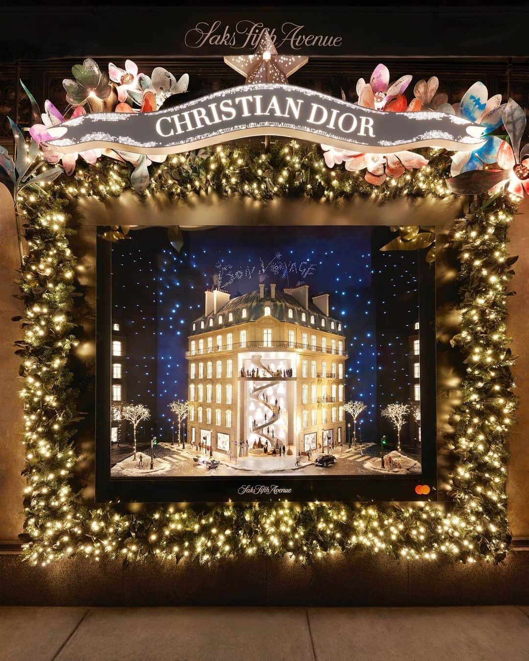 クリスチャンディオールのインスタグラム：「Discover Dior's Carousel of Dreams at @Saks, where the windows come alive with symbols of the House like the iconic #DiorBarJacket, the timeless #LadyDiorBag, and the majestic #Dior30Montaigne. These elaborate showcases not only merge Dior's heritage with the founding couturier’s American journey but also offer a nod to the city’s grandeur, blending a deep appreciation for New York with intricate detail and spectacular design.  #SaksxDior © @LuisGuillenPhoto」