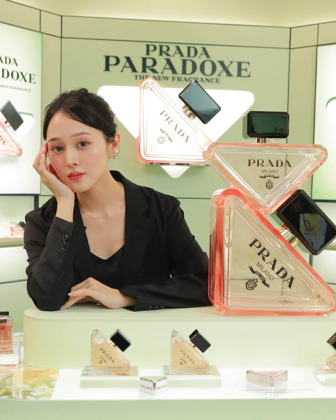 鹿の間のインスタグラム：「@pradabeauty 🎀  ‘プラダ ビューティ トウキョウ’ 明日オープンとの事で一足お先にお邪魔してきました♥  新作フレグランス「パラドックス」にもう虜... 毎日使いたいほんのり甘いフローラルノートにあとからくるスパイシーなアンバリー。官能的で暖かみ感じるお香のような香りなのでクリスマスとかつけたいなぁ🎄  今回ストア限定サービスでUVプリントも楽しめるそうですよ ˶˙ᵕ˙ )ﾉﾞ内装も可愛いくワクワクするので是非体験してみてください🤍  #prada #PradaParadoxe #PradaBeauty #プラダパラドックス」