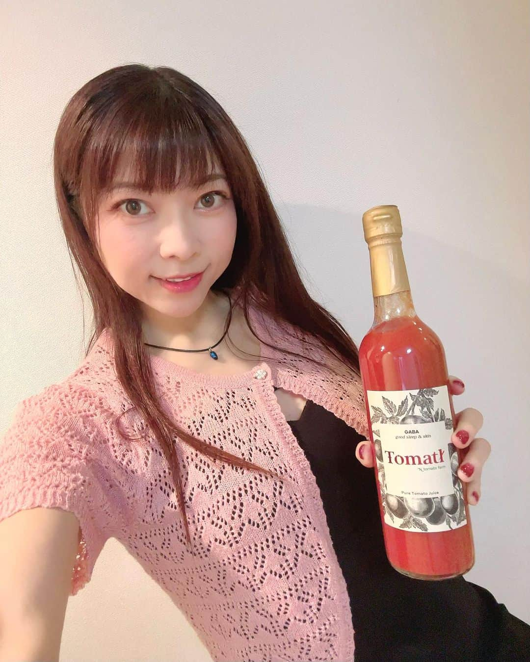 DJ MIYAさんのインスタグラム写真 - (DJ MIYAInstagram)「やっほぉぉ♥️こんなに美味しいトマトジュースを飲んだのは生まれて初めて🍅  宮城県『ニイヌマファーム』さんの『トマトゥール』  @tomatl_j   PR  届いた時から高級感のあるblackのパッケージがかっこいい♡  お気に入りのグラスに注いで優雅なじかん♥️  栄養素が凝縮されたトマトが1本に約40個分🍅も入っていて飲むとそのよさがわかります*\(^o^)/*  すごぉぉいっあまみがちがう⭐️酸味がないに等しいからトマト嫌いな人でも飲めちゃうんじゃない？ってくらい美味しいよーおおおお♡  糖度や旨みが通常のトマトより2倍〜3倍もあるからにゃの。リコピンが約4倍、GABAが約3倍含まれているから抗酸化作用なども期待できるから美肌へとつながり→結果アンチエイジングになるかも♥️  あとこんなに美味しいのって農家の方が毎日トマトに話しかけながら丁寧に育てているんですぅぅ🍅  トマトが喜んでいる感じがするぅ*\(^o^)/*  そのまま飲むのももちろんいいし お料理にいれたり、スープに加えたりしたらさらに美味しそう💫  とっても美味しかったです♪  みなさんもチェックしてみてくださいね♥️  1本　7000円  原材料:トマト 産地:石巻 ニイヌマファーム 量:520ml 賞味期限:製造日から2年間  https://tomatl.jp/  #トマトゥール #トマトジュース #甘い #旨みが深い #飲む美容液 #ビタミン #リコピン #GABA #透明感 #美肌 #深い睡眠 #リラックス #アンチエイジング #宮城県 #ニイヌマファーム#にいぬまファーム #宮城 #農園 #農園のトマトジュース #美容インフルエンサー #美容インスタグラマー #グルメインスタグラマー #グルメ #グルメインフルエンサー #お取り寄せグルメ #お取り寄せジュース #野菜好き #野菜ジュース #美と健康 #いつも元気」11月21日 22時30分 - dj_miya