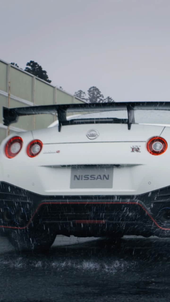 Nissanのインスタグラム：「Because one picture is not enough... for today’s #TaillightTuesday we have a reel for you! 🔥  #Nissan #NissanGTR #NissanGTRNISMO #GTR #Taillight #Taillights」