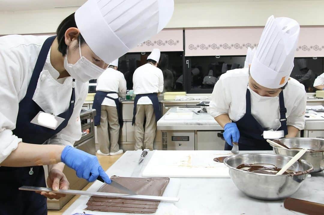 神戸製菓専門学校（公式）さんのインスタグラム写真 - (神戸製菓専門学校（公式）Instagram)「🌙関西唯一、夜間1年制で製菓を学べるお菓子専科🌙  夜間部でも1年間の約90％が実習・演習❗️ 昼間は働いたり、大学とWスクールしたり 1日の時間を有効に使いながら 基礎から応用まで製菓技術を幅広く学びます😊  今日はチョコレートのテンパリングの実習🍫  前回は水冷法、今回はフレーク法を修得。 テンパリングの後はチョコレートが固まらないうちに 手早く、均一な薄さで伸ばすのが重要です😌  何度も練習する中で、綺麗なパーツが 取れるようになってきました✨👏  ★これから夜間部の進学を検討されている方へ★ 年内はあと4回、実習見学会を開催します❗️  11/24(金)満席 12/1(金)残りわずか 12/8(金)残りわずか 12/22(金)空きあり  18:30～19:30で学校終わりやお仕事帰りにも😌 ぜひ実際の雰囲気なども見て進学を検討してみてください★ 気軽にご参加、お待ちしております✨  #神戸製菓　#お菓子専科　#夜間部　#夜間　#専門学校　#製菓専門学校　#神戸製菓　#学び直し　#社会人　#大学生　#再進学　#パティシエ　#パン職人　#チョコレート　#🍫　#ショコラティエ　#神戸　#三ノ宮　#pattistagram2023」11月21日 22時31分 - kobeseika_info