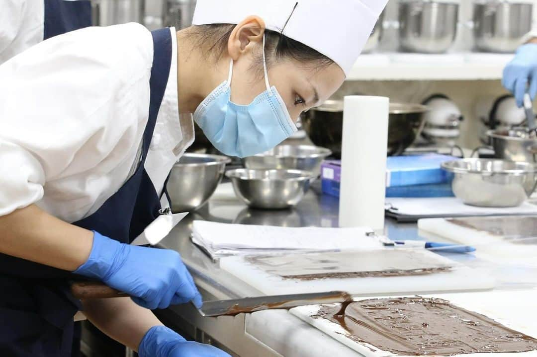 神戸製菓専門学校（公式）さんのインスタグラム写真 - (神戸製菓専門学校（公式）Instagram)「🌙関西唯一、夜間1年制で製菓を学べるお菓子専科🌙  夜間部でも1年間の約90％が実習・演習❗️ 昼間は働いたり、大学とWスクールしたり 1日の時間を有効に使いながら 基礎から応用まで製菓技術を幅広く学びます😊  今日はチョコレートのテンパリングの実習🍫  前回は水冷法、今回はフレーク法を修得。 テンパリングの後はチョコレートが固まらないうちに 手早く、均一な薄さで伸ばすのが重要です😌  何度も練習する中で、綺麗なパーツが 取れるようになってきました✨👏  ★これから夜間部の進学を検討されている方へ★ 年内はあと4回、実習見学会を開催します❗️  11/24(金)満席 12/1(金)残りわずか 12/8(金)残りわずか 12/22(金)空きあり  18:30～19:30で学校終わりやお仕事帰りにも😌 ぜひ実際の雰囲気なども見て進学を検討してみてください★ 気軽にご参加、お待ちしております✨  #神戸製菓　#お菓子専科　#夜間部　#夜間　#専門学校　#製菓専門学校　#神戸製菓　#学び直し　#社会人　#大学生　#再進学　#パティシエ　#パン職人　#チョコレート　#🍫　#ショコラティエ　#神戸　#三ノ宮　#pattistagram2023」11月21日 22時31分 - kobeseika_info