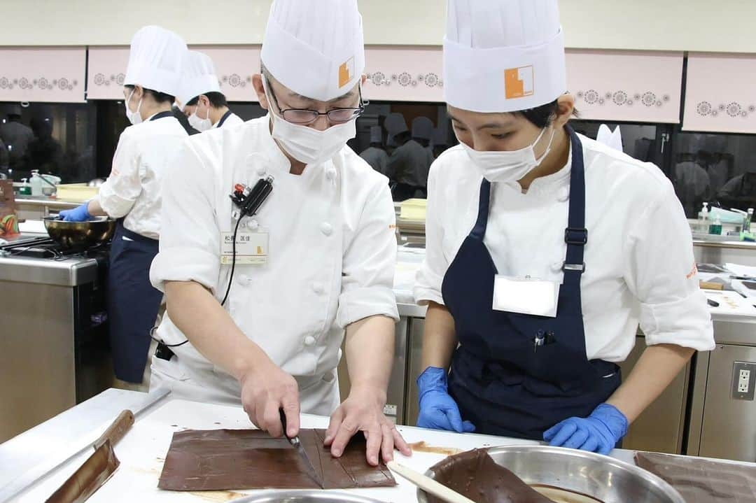 神戸製菓専門学校（公式）さんのインスタグラム写真 - (神戸製菓専門学校（公式）Instagram)「🌙関西唯一、夜間1年制で製菓を学べるお菓子専科🌙  夜間部でも1年間の約90％が実習・演習❗️ 昼間は働いたり、大学とWスクールしたり 1日の時間を有効に使いながら 基礎から応用まで製菓技術を幅広く学びます😊  今日はチョコレートのテンパリングの実習🍫  前回は水冷法、今回はフレーク法を修得。 テンパリングの後はチョコレートが固まらないうちに 手早く、均一な薄さで伸ばすのが重要です😌  何度も練習する中で、綺麗なパーツが 取れるようになってきました✨👏  ★これから夜間部の進学を検討されている方へ★ 年内はあと4回、実習見学会を開催します❗️  11/24(金)満席 12/1(金)残りわずか 12/8(金)残りわずか 12/22(金)空きあり  18:30～19:30で学校終わりやお仕事帰りにも😌 ぜひ実際の雰囲気なども見て進学を検討してみてください★ 気軽にご参加、お待ちしております✨  #神戸製菓　#お菓子専科　#夜間部　#夜間　#専門学校　#製菓専門学校　#神戸製菓　#学び直し　#社会人　#大学生　#再進学　#パティシエ　#パン職人　#チョコレート　#🍫　#ショコラティエ　#神戸　#三ノ宮　#pattistagram2023」11月21日 22時31分 - kobeseika_info