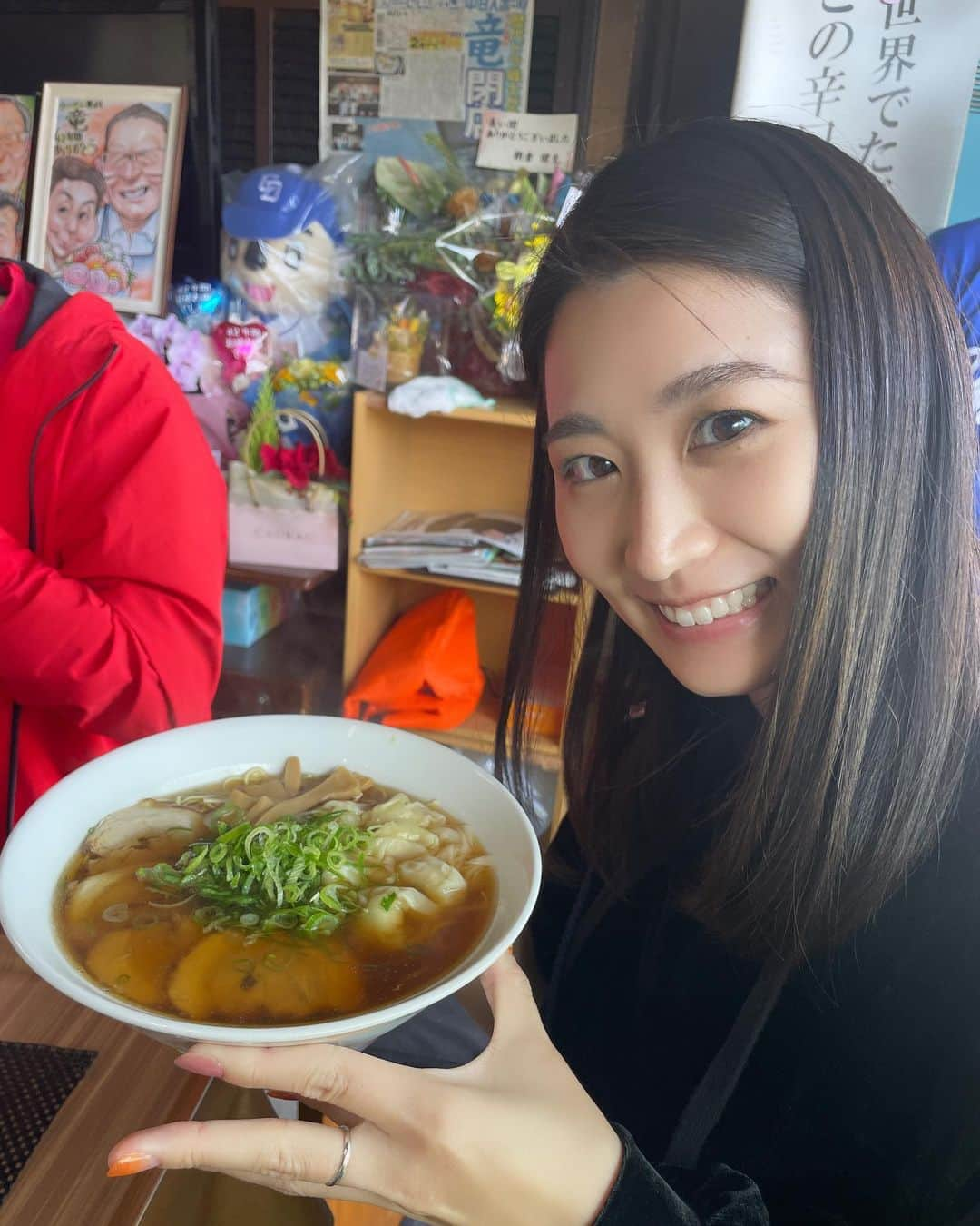 三浦優奈のインスタグラム：「【ラーメン専科竜】  CBC高田アナウンサーのおすすめ！ 高木守道さんが愛した 椿（ワンタン麺）と チャーハンをいただきました！！  2023年11月22日 42年の歴史に幕を下ろす 『ラーメン専科 竜』  閉店前日に行くことができてよかった💕  11:00くらいから並んで 店内に入れたのが12:30くらい だいたい1時間半待ちかな？  12:00を過ぎると、列が延びていく感じがあったかな？  10:30頃に来ていた人は 11:30頃には店内に入れてた感じでした！  明日は最終日なので、もっと混雑するかと思いますが、参考にしていただければ😊  #CBCラジオ #ドラ魂キング 趣味コレで詳しく語っております☑️   radikoにてアーカイブ聴取可能です🙆‍♀️  #ラーメン専科竜 #ラーメン竜 #ナゴヤ球場 #ラーメン #rahmen #ドラファン #ドラゴンズ #dragons #中日 #中日ドラゴンズ #ラジオ #radio #radiko #ラジコ #パーソナリティ #ラジオパーソナリティー #ラジオ好きな人と繋がりたい #ラジオ好き  #ラジオ番組 #番組 #番組出演 #名古屋 #ドラゴンズファンと繋がりたい #ドラゴンズ女子 #三浦優奈 #中川区 #名古屋市中川区 #名古屋ラーメン」