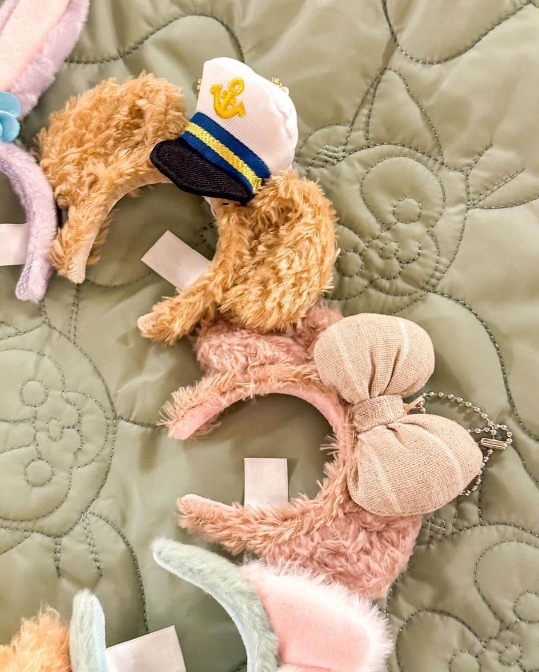 Hatamaさんのインスタグラム写真 - (HatamaInstagram)「＊  ＊  Hong Kong Disneyland Duffy and Friends Headband Keychains🎀  .  香港ディズニーランドにて新発売になった、ダッフィー＆フレンズの「カチューシャキーホルダー」🧸  可愛すぎて全種類制覇しました！🤣  バッグなどに付けるのはもちろん、ぬい撮りにもオススメです💓  1個 109HKDL  場合によっては購入券が必要になる場合があります⚠️  .  #hongkongdisneyland #hkdl #duffyandfriends #keychains  #香港ディズニーランド #カチューシャキーチェーン #カチューシャキーホルダー #ダッフィーアンドフレンズ #ぬい撮り#ディズニーグッズ」11月21日 22時41分 - hatama_1118