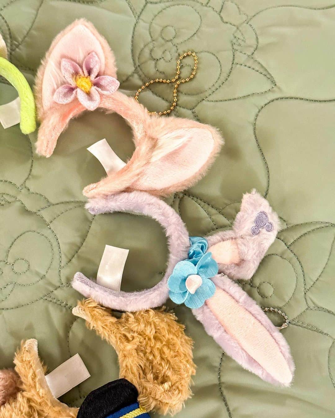 Hatamaさんのインスタグラム写真 - (HatamaInstagram)「＊  ＊  Hong Kong Disneyland Duffy and Friends Headband Keychains🎀  .  香港ディズニーランドにて新発売になった、ダッフィー＆フレンズの「カチューシャキーホルダー」🧸  可愛すぎて全種類制覇しました！🤣  バッグなどに付けるのはもちろん、ぬい撮りにもオススメです💓  1個 109HKDL  場合によっては購入券が必要になる場合があります⚠️  .  #hongkongdisneyland #hkdl #duffyandfriends #keychains  #香港ディズニーランド #カチューシャキーチェーン #カチューシャキーホルダー #ダッフィーアンドフレンズ #ぬい撮り#ディズニーグッズ」11月21日 22時41分 - hatama_1118