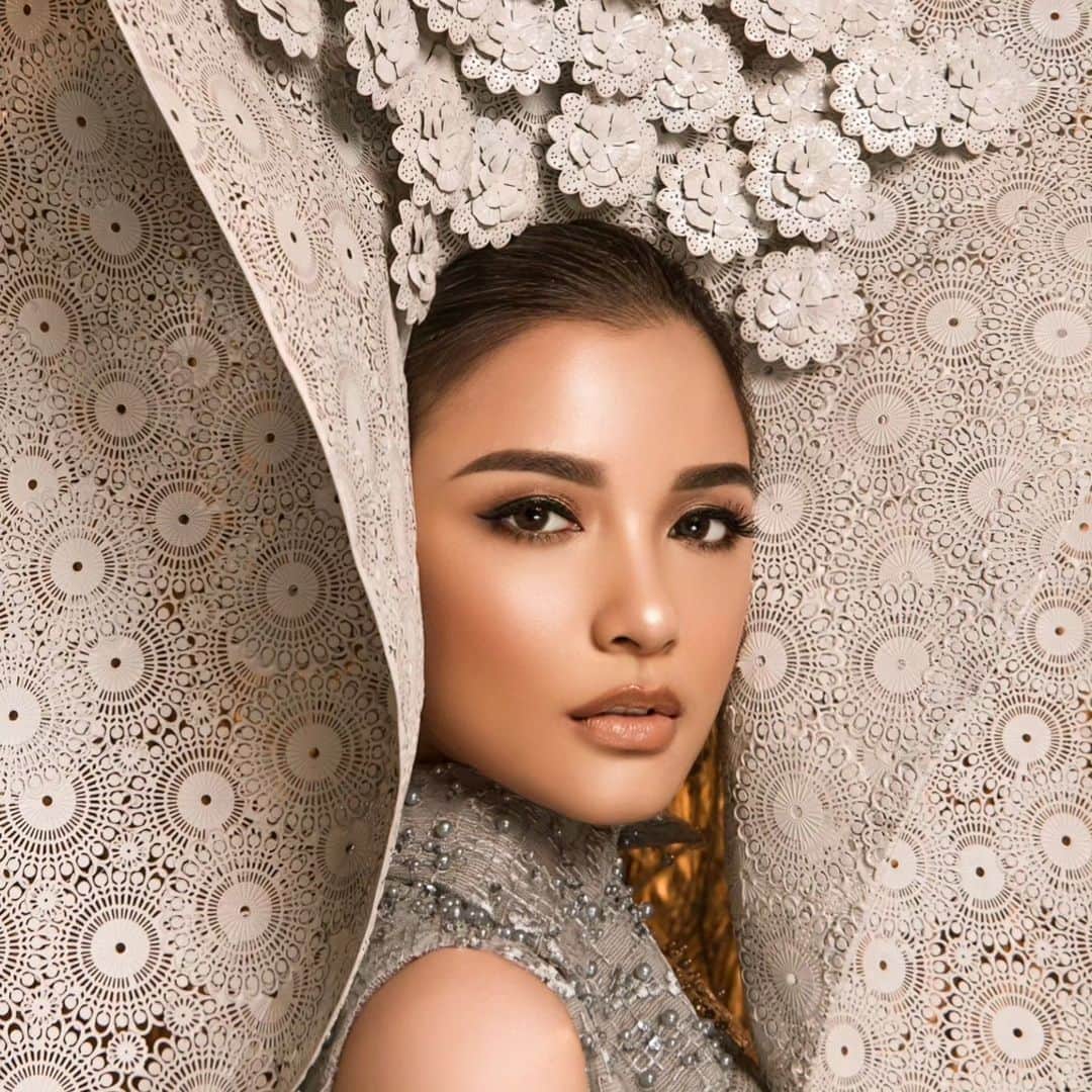 チェルシー・オリビアのインスタグラム：「THE ICONIC WOMAN "Chelsea Olivia" @chelseaoliviaa   Photo by @riomotret @riomotretofficial  Make up @rama_jee  Stylist @erichalamin Accesories by @rinaldyyunardi Dress @andreasodangofficial  #riomotret #riomotret2023 #riocelebritybeautyportrait  #indonesiancelebritybyriomotret #theiconicriomotret」