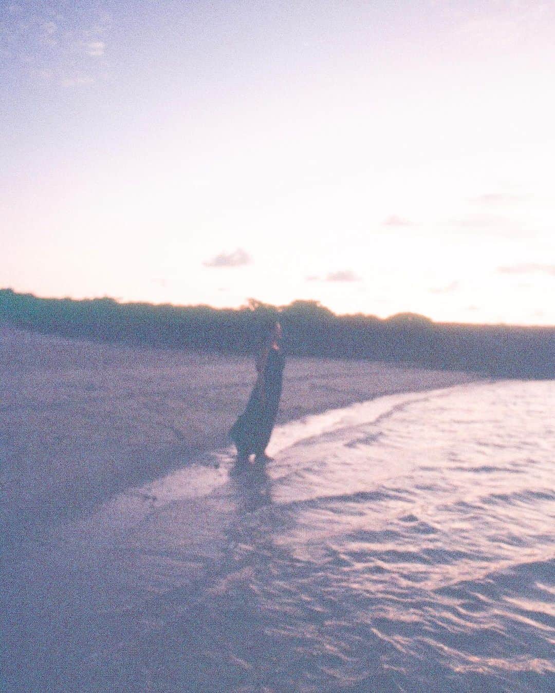 大山百合香さんのインスタグラム写真 - (大山百合香Instagram)「📷🍃  deep breathing  呼吸は大切。  最近よく海を眺めにいきたくなる  深い深い深呼吸ができる必要な時間。  @uruma.camera   #ohyamayurika #okinawa #film」11月21日 22時35分 - ohyamayurika