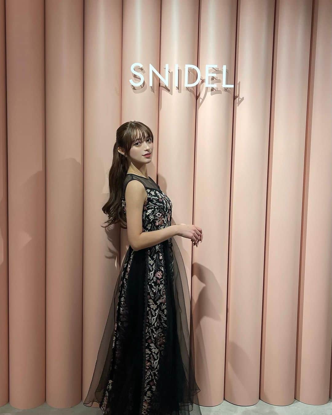 エブラヒミ椎菜のインスタグラム：「@snidel_official Winter Collection 2023へ ホリデーコレクションのドレスは素材もデザインも全てが華やかで美しい...✨️  #snidel #スナイデル #snowmagicholiday」