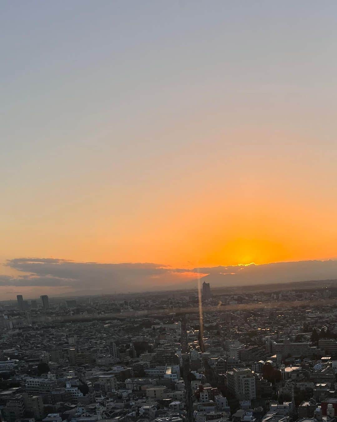 辛島美登里のインスタグラム：「キャロットタワーにて美しい夕景が拝める幸せ😌 今日のアフパラ「テンションが下がる時」 お弁当の割り箸が変な風に割れた時🥢 車の座席の変な隙間に物を落とした時…😌 来週は「買って大正解、大失敗」です😅 facebook.com/afpara.cfm 今週末は神戸ポートピアで🎄🤶 #神戸ポートピアホテル」