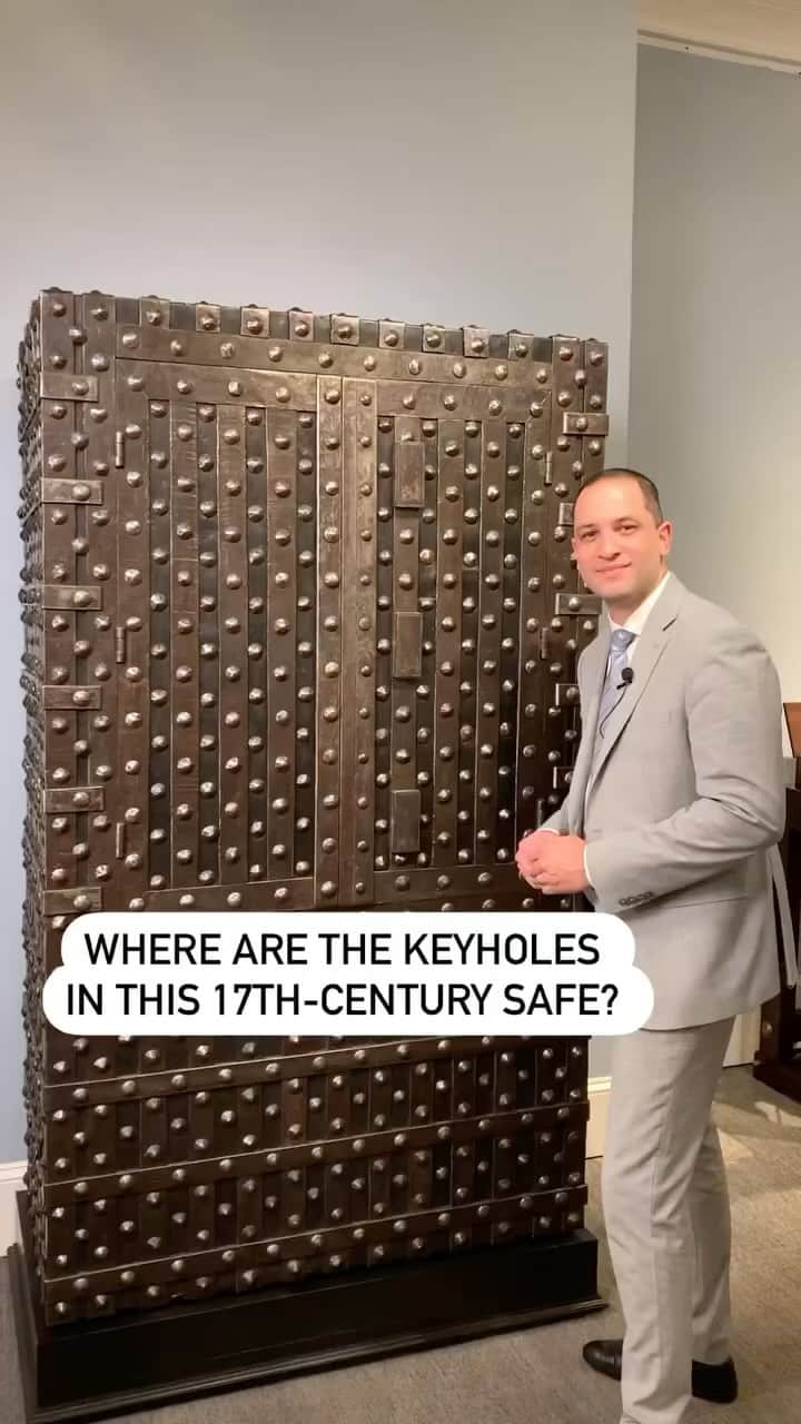 WATCHMANIAのインスタグラム：「17th century safe, crazy opening mechanism 😨  @msrau📸」