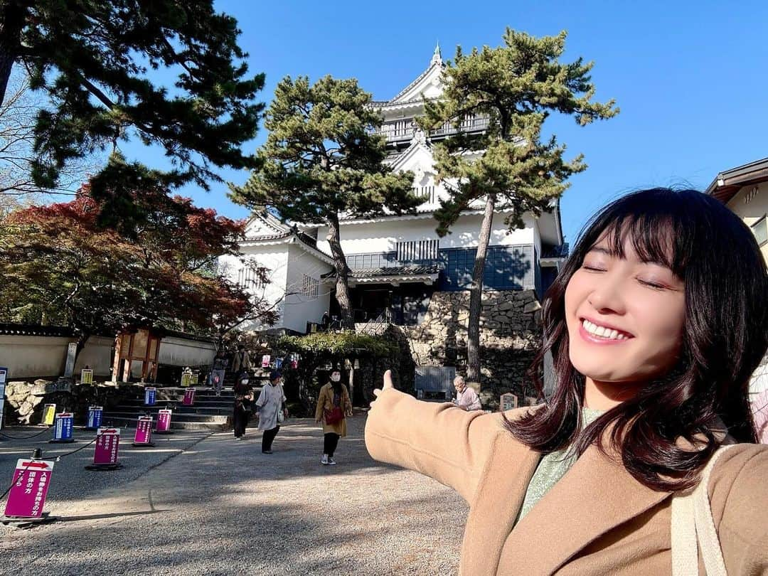 久保井朝美さんのインスタグラム写真 - (久保井朝美Instagram)「🏯 3日連続の講演会👩‍🏫  今日は名古屋だったので 地元・岡崎城へ プチ帰省してきました🫶  1枚目は天守の裏 3枚目が表（入り口）です🤗  私は1枚目の 持仏堂曲輪から見る景色が お気に入りです❤️  4〜6枚目の 清海堀にいつか入りたい🥹 （1枚目にも少し写ってます)  2枚目は イルミネーションの準備✨ 今週土曜日スタート☺️  #岡崎城 #どうする家康 #徳川家康 #徳川家康ゆかりの地 #愛知県岡崎市 #岡崎観光 #日本100名城 #お城めぐり #japanesecastle #okazaki #久保井朝美 #気象予報士 #講演会講師 #外ハネロブ #外ハネヘア #お堀 #紅葉2023 #紅葉シーズン」11月21日 22時50分 - asami_k920