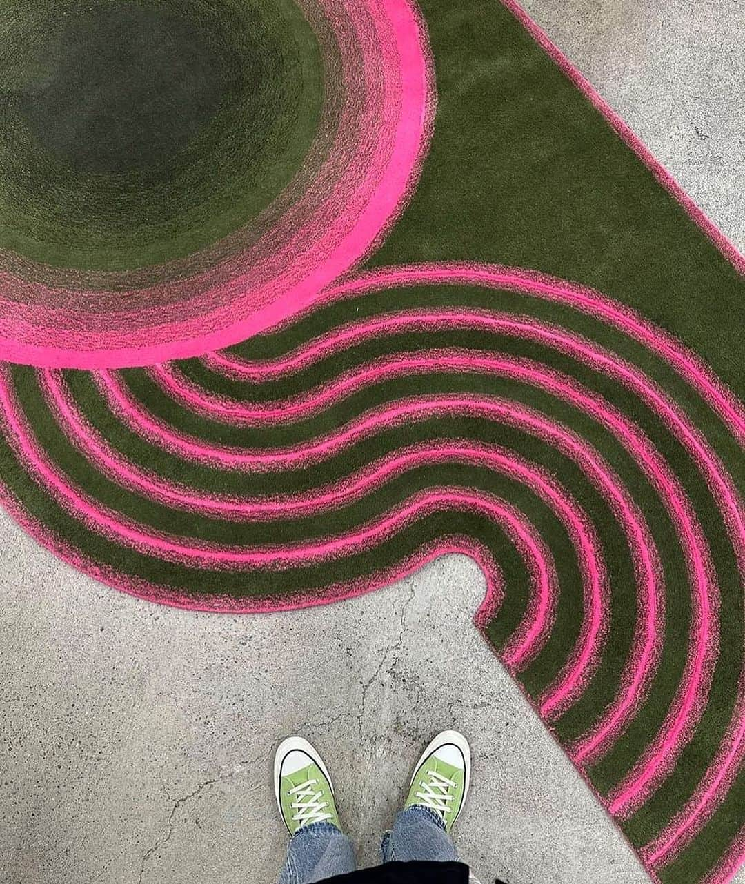 KEISUKE SYODAのインスタグラム：「Zen garden Neo pink rug 🩷 @studiotheblueboy 💚✨ @yuya_410 👍」