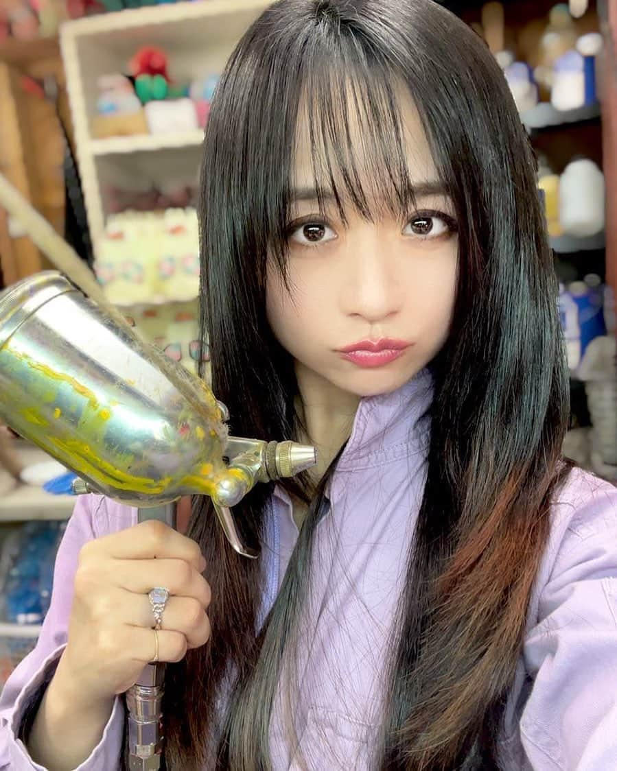 久保亜沙香さんのインスタグラム写真 - (久保亜沙香Instagram)「朝から工場行ってきました🏭 来月のロサンゼルスに持って行く作品の塗装と🇺🇸 アメリカのかたの作品も沢山塗らせていただきました💜 集中してたので時は流れ気づけば手首がガクガクになって、最後の目入れで手がいうこと聞かなくなったのと景色が二重に見えました👀 帰ったら疲れを癒そう🛀 #sofvitokyo」11月21日 22時43分 - asaka_kubo