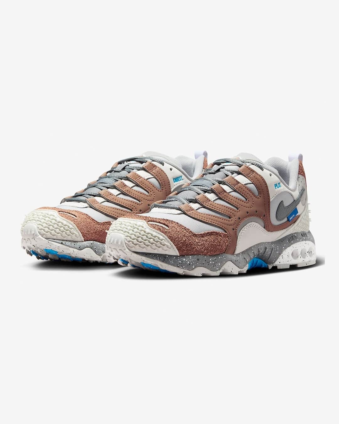 HYPEBEASTさんのインスタグラム写真 - (HYPEBEASTInstagram)「Following an initial look earlier this month, we now have official images of the @undefeatedinc x @nike Air Terra Humara.⁠ ⁠ Arriving in “Archaeo Brown” and "Black," the silhouette is constructed with elevated materials, including suede, leather, and corduroy. Additionally, 3M reflective panels on the toebox and lateral side provide an added element of visibility in low-light conditions. Finishing off the design is UNDFTD's branding on the tongue tag, hangtag, pull tab, and heel counter.⁠ ⁠ The capsule is expected to drop sometime in December via Nike and UNDFTD as well as at select retailers for $170 USD.⁠ Photo: Nike」11月21日 22時45分 - hypebeast