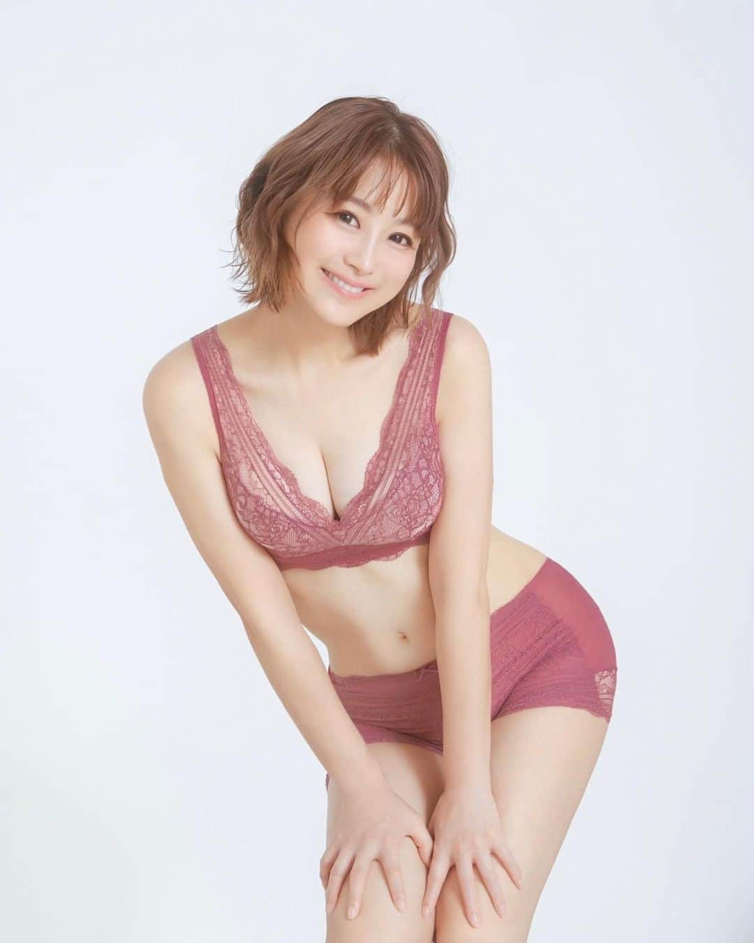 鈴木奈々のインスタグラム：「最近トレーニングしてるから、 体がどんどんボディーメイクされてきてる！ お尻にも筋肉ついてる！マジですごい！ ウエストもいい感じになってきた！ 身長154センチで体重は47キロだよー！ 食べてるから体重はあまり落ちてないけど、 体が引き締まってきたー！！ バストも落ちてません👍 写真の下着はLUNAナイトブラです✨ カラーはダスティピンクです！ ステキな恋愛したいから自分磨きがんばるよー💪💕」