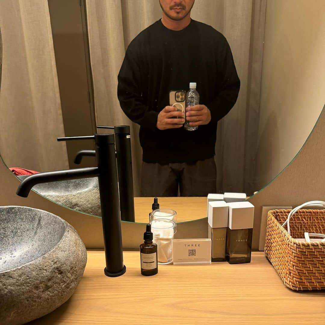 土井地博さんのインスタグラム写真 - (土井地博Instagram)「THREE BALANCING SYSTEM  ロウリュウイベント @threecosmetics  #sauna   スキンケアに配合されているオリジナル配合の精油を使ったサウナロウリュを体験できるイベントへ。 普段使いしてるTHREEアイテムと外苑前のプライベートサウナSwayの空間が掛け合わさってこれまた至福。  @sway_gaienmae   #threecosmetics #three #cosmetics」11月21日 22時52分 - hiroshi_doiji