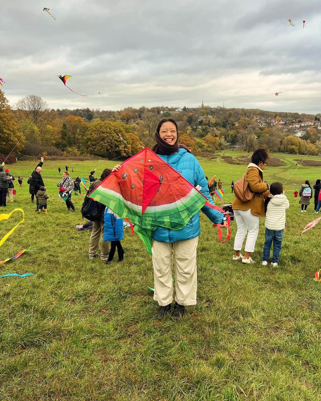 ナオミ・シマダのインスタグラム：「flew my first kite on this super grey and blustery classic ldn day with all these cute humans standing for humanity. thank you for this beautiful poetic moment of resistance, together we stand @kitesinsolidarity 🤲🏽🪁🍉」