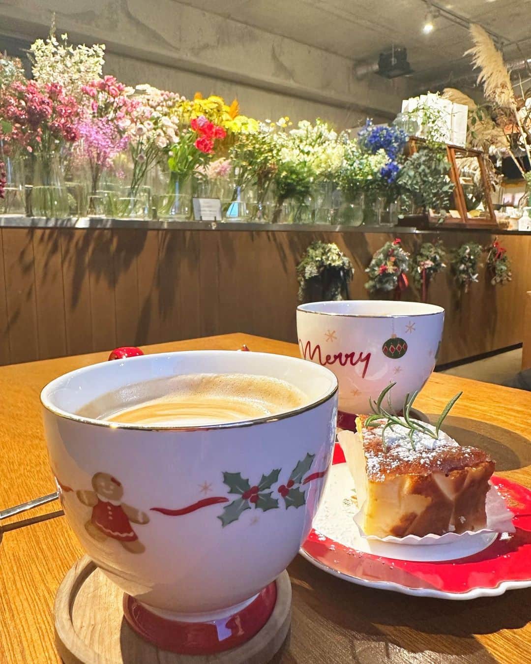 高田あゆみさんのインスタグラム写真 - (高田あゆみInstagram)「カップがクリスマス仕様になってて可愛いかった🎅 @marronpapier_jp  #cafe #flowers」11月21日 22時55分 - ayumitakada1020