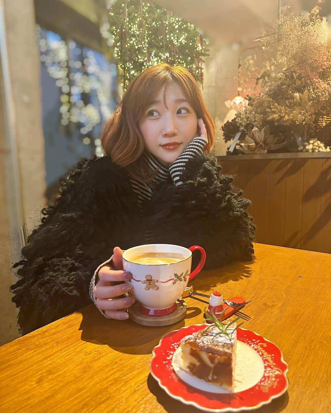 高田あゆみのインスタグラム：「カップがクリスマス仕様になってて可愛いかった🎅 @marronpapier_jp  #cafe #flowers」