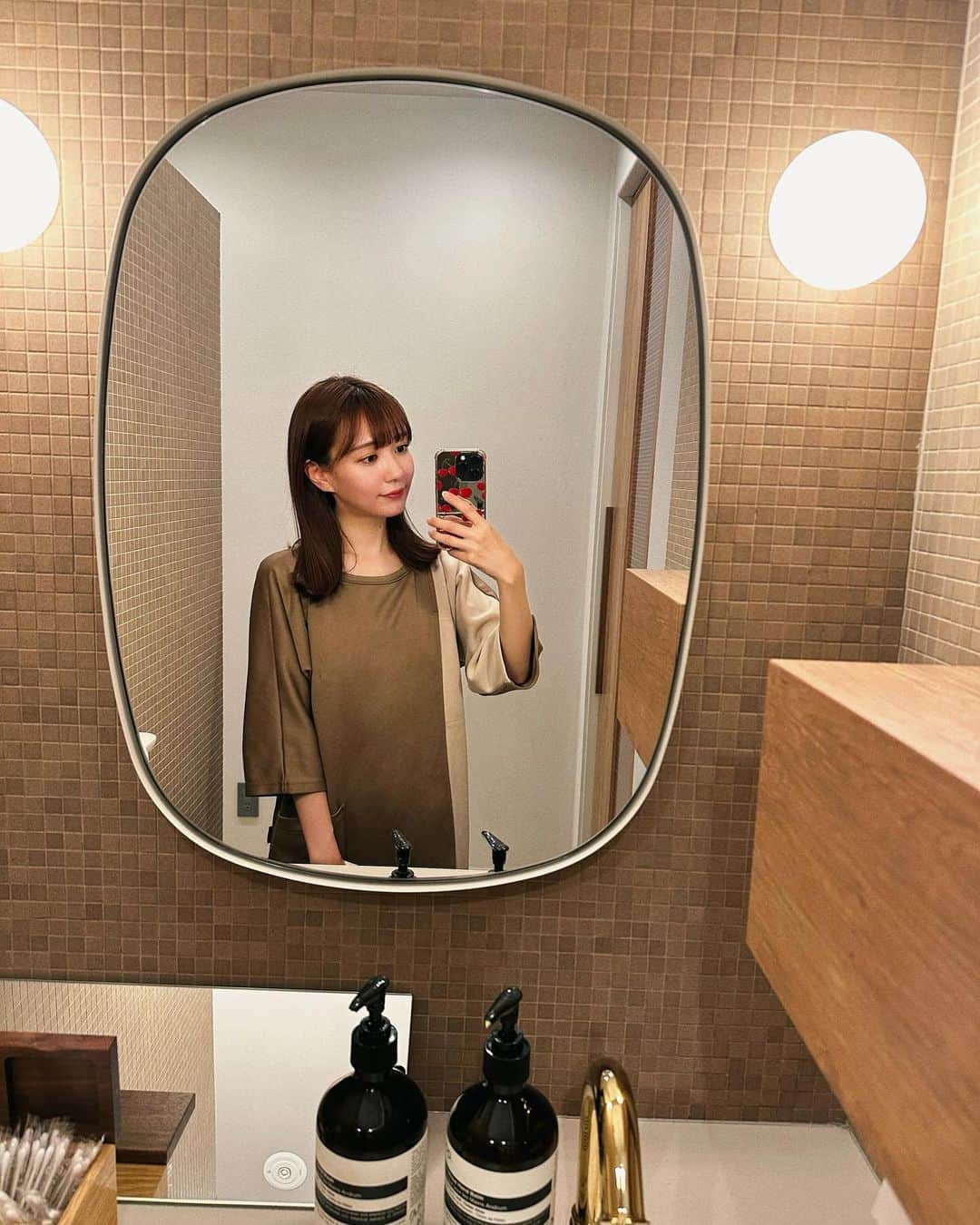 荻野可鈴さんのインスタグラム写真 - (荻野可鈴Instagram)「、 先日レディースドッグをうけに @creagetokyo_ld へ🫶  ホテルやカフェみたいに綺麗だったし 先生もスタッフさんも全員女性で すごい緊張することもなかったよ🙆🏻‍♀️✨  子宮がん、大腸がん、乳がんなど 女性特有の疾患を総合的にチェックできる #you健診　を受診しました😌  一昨年くらいまで自分の体のことって 根拠のない自信で大丈夫。って思って あんまり深く考えたこともなかった、、！ 同じ考えの人いっぱいいると思うけど笑  周りでも検診で引っかかる人がでてきて ２８歳はもう10代のときみたいに ピッチピチの体ではないんだなぁと、、、  お仕事で実際にがんサバイバーの方のお話を 聞かせていただいたり 子宮頚がんの勉強をしたりして あ、自分も他人事じゃないやって気づかせてもらって。  私が学んだ中で印象に残った言葉は 「子宮頚がんは予防できる」 「早く見つかれば治すことができる」ということです🫡✨  子宮頚がんに実際なった方が 「体に異変が起こる前のもっと早い段階で 病院に行けばよかった」とおっしゃっていました。  だから子宮頚がんのワクチンも検診も とっても大切です。絶対絶対検診行ってね！約束！  ちなみに人生で子宮頚がん検診何回か受けてるけど 痛かったこと一度もなかったよ🙆🏻‍♀️💞  自分の体のことはもちろん 大切なパートナーや家族の身体も ぜひ気遣って愛してください☺️  #creage #クレアージュ  #クレアージュ東京レディースドッククリニック #you検診  #レディースドッグ　#子宮頚がん  #子宮頚がん検診 #PR」11月21日 22時55分 - karin_ogino