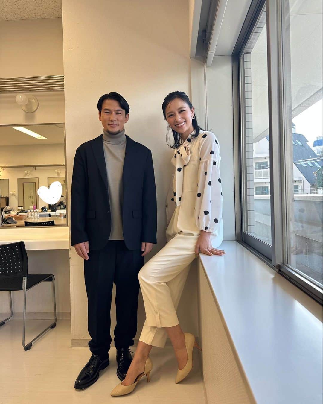 高橋ユウのインスタグラム：「毎年、その年に話題を集めた「子育て」にまつわるトレンドを表彰し、もっと子育てしやすい国になることを目的としている #ペアレンティングアワード  カップル部門を夫婦で受賞させていただきました🙇‍♀️  これもすべて産まれてきてくれた息子達のおかげです👼  また、私たち2人だけでなく周りの方達のサポートがあって育児と仕事を両方できていると本当に思います。  そして子どもとのことをSNSを通じてアップする事で観てくれている方や皆さまからのメッセージが本当にモチベーションになっているのも事実です。  皆様のおかげです♡   これからも夫と連携プレーで育児も仕事もし続けられればと思って居ます😌  2人とも リサちゃんメイク💄 @hairmakeupbylisayamaguchi   洋服はこちら brouse @grace_continental.div jumpsuit @teechi_official」