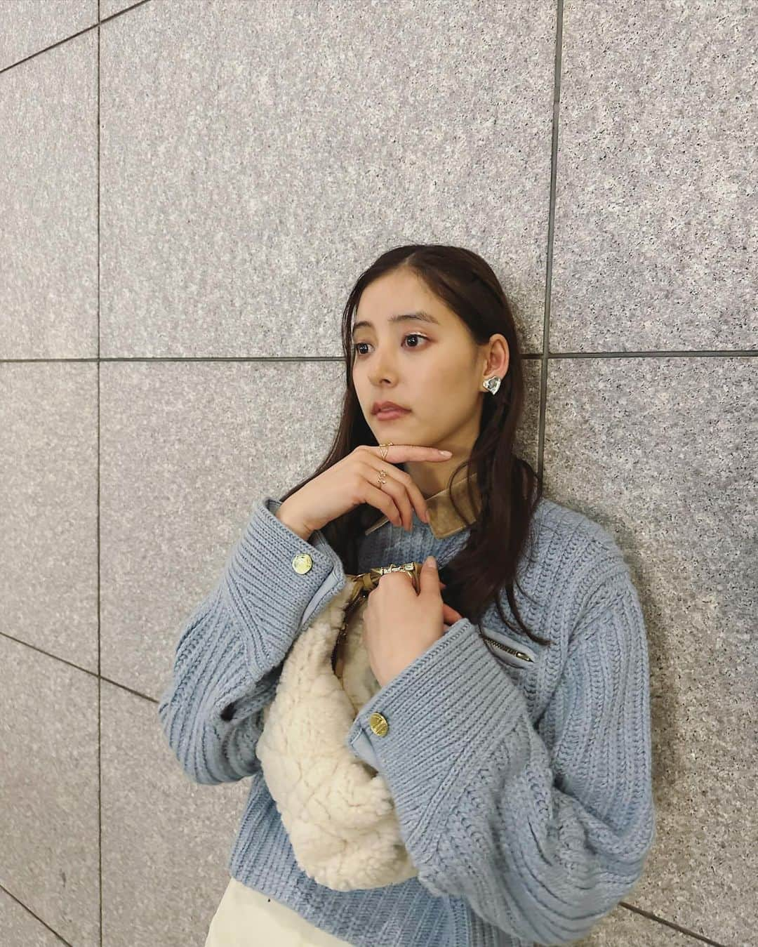 新木優子さんのインスタグラム写真 - (新木優子Instagram)「#私服  knit : @sacaiofficial  bottom : @lemaire_official  shoes : @sacaiofficial  coat : @sly_official  bag : @dior   ring : @dior / @pensees_jewelry   #fashion #ootd #sacai #dior #pr」11月21日 22時57分 - yuuuuukko_