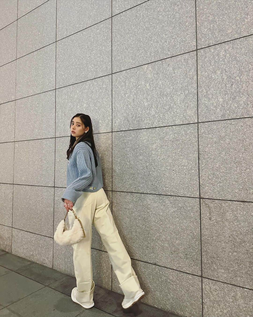 新木優子さんのインスタグラム写真 - (新木優子Instagram)「#私服  knit : @sacaiofficial  bottom : @lemaire_official  shoes : @sacaiofficial  coat : @sly_official  bag : @dior   ring : @dior / @pensees_jewelry   #fashion #ootd #sacai #dior #pr」11月21日 22時57分 - yuuuuukko_