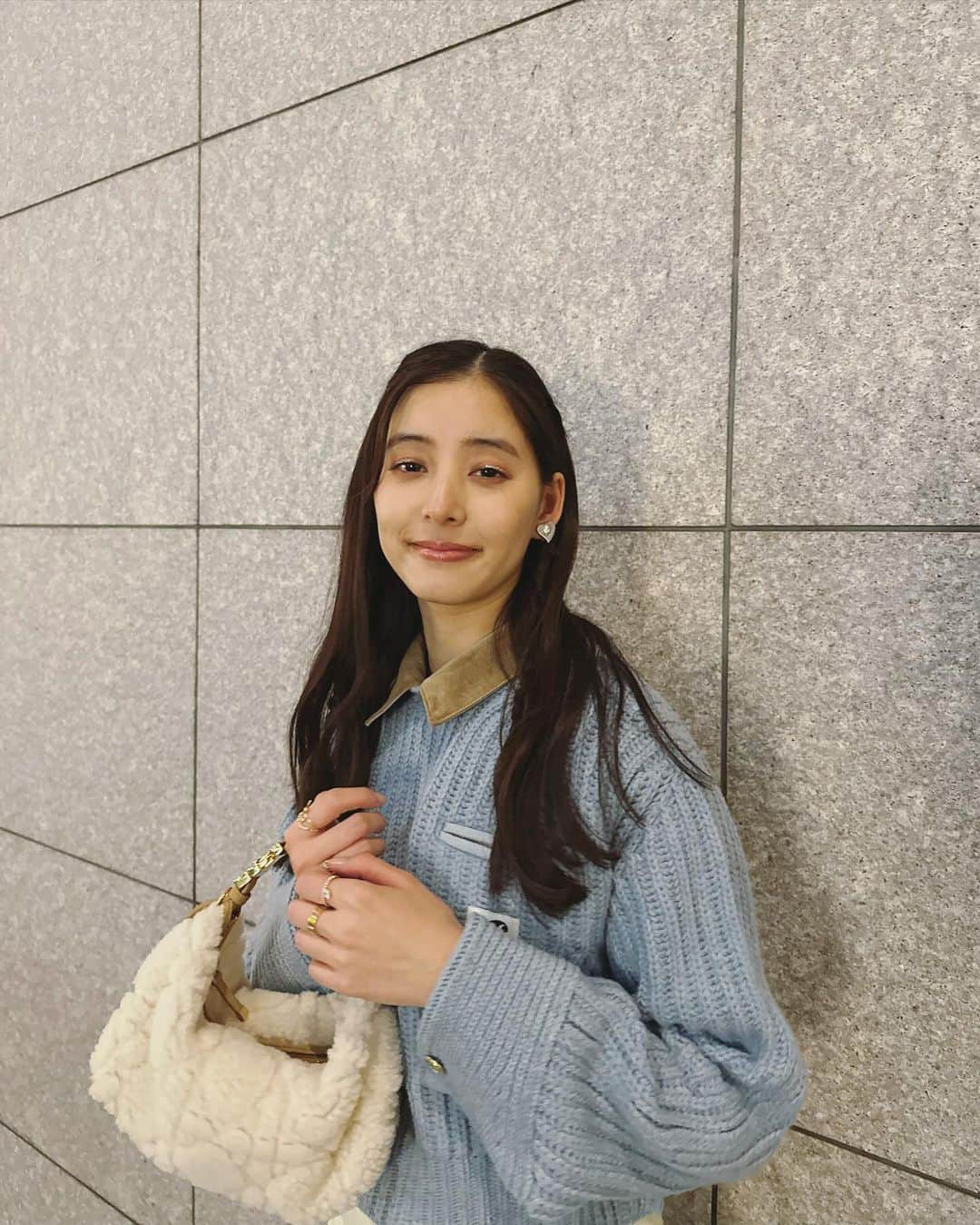 新木優子さんのインスタグラム写真 - (新木優子Instagram)「#私服  knit : @sacaiofficial  bottom : @lemaire_official  shoes : @sacaiofficial  coat : @sly_official  bag : @dior   ring : @dior / @pensees_jewelry   #fashion #ootd #sacai #dior #pr」11月21日 22時57分 - yuuuuukko_