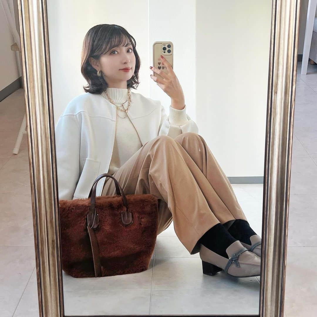 筧沙奈恵さんのインスタグラム写真 - (筧沙奈恵Instagram)「white×beige ・ レッスンDAY♡パーソナルカラー診断をする日は白を着ることが多いです😌 ・ ホワイト・ベージュ系でまとめた、ラテカラーコーデにしてみました☕️ ・ outer @anayi_official  knit @apuweiser_official  pants @uniqlo_jp  bag @soglia_official  shoes @neuemarche_official  ・ そんな本日は、息子の7歳のお誕生日でした。小学校のお友達が遊びに来てくれて、バースデーソングを歌ってくれて、ひそかに感動🥺 ・ 7年あっという間だったような、色々あったような。息子の大好物の焼き肉を囲みながら、息子が生まれた日のことを思い出して話していました。 ・ 「生まれてきてくれて嬉しいよ！」と伝えました🥰おちゃらけキャラで、順調に小学生男子！という感じに成長している息子。そのまままっすぐ育ってほしいなと思います。 ・ #ママコーデ　#ママファッション　　#イエベ秋　#イエベ秋コーデ　#骨格ナチュラル　#骨格クラシックコーデ　#骨格ナチュラルコーデ　#顔タイプアクティブキュート　#顔タイプアクティブキュートコーデ　#秋コーデ　#秋コーデ2023 #顔タイプ診断　#顔タイプ診断東京」11月21日 23時07分 - sanaekakei