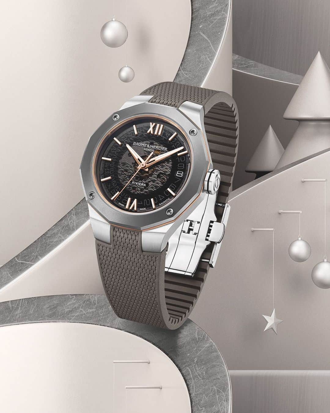 ボーンメルシーのインスタグラム：「Dive into the festive spirit with the Riviera 10720, a 39mm titanium two-tones beauty.   What’s on your Christmas wish list this year? — Riviera 10720 39 mm, Baumatic Manufacture movement, Stainless steel case with titanium sunblasted bezel, Smoked grey sapphire crystal dial, Date aperture at 3 o’clock, 5 days Power Reserve, Chronometric precision, Antimagnetic to 1500 Gauss, Fast Strap technology - Interchangeable strap system.   Eligible for an 8-year warranty — #BaumeetMercier #Riviera #Baumatic #ShapingTime #Watches #Watch #SwissMade #WatchOfTheDay #WatchesOfInstagram #WatchLover #WatchAddict #Horology #WatchCollector #DailyWatch #InstaWatch #WatchMaking」