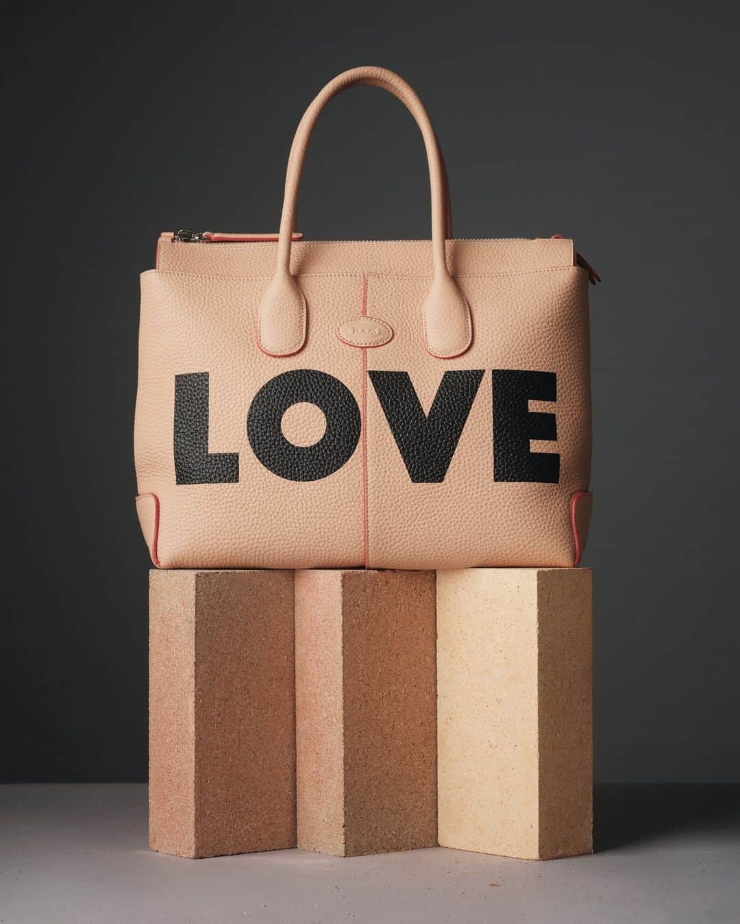 トッズのインスタグラム：「A symphony of sophistication, tailor-made just for you. Embrace the art of bespoke with the My Di Bag service. Customise your Di Bag and get your Tod's Passport.  #TodsDiBag #TodsPassport #Tods」