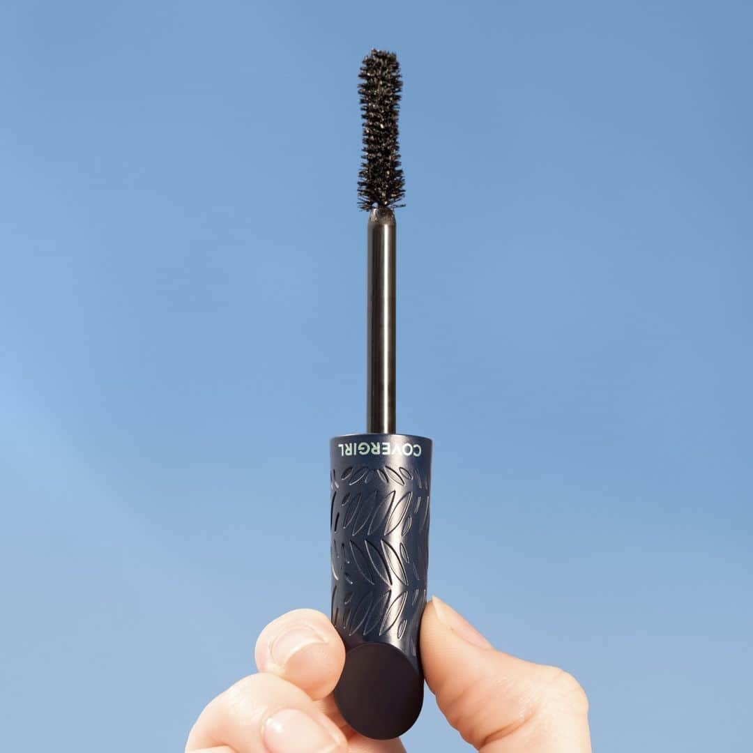 のインスタグラム：「Brighter, more wide awake eyes for ALL lash types. Swipe to see the #Cleantopia Ultramarine results 🌿  🛒@walgreens  #EasyBreezyBeautiful #Covergirl」