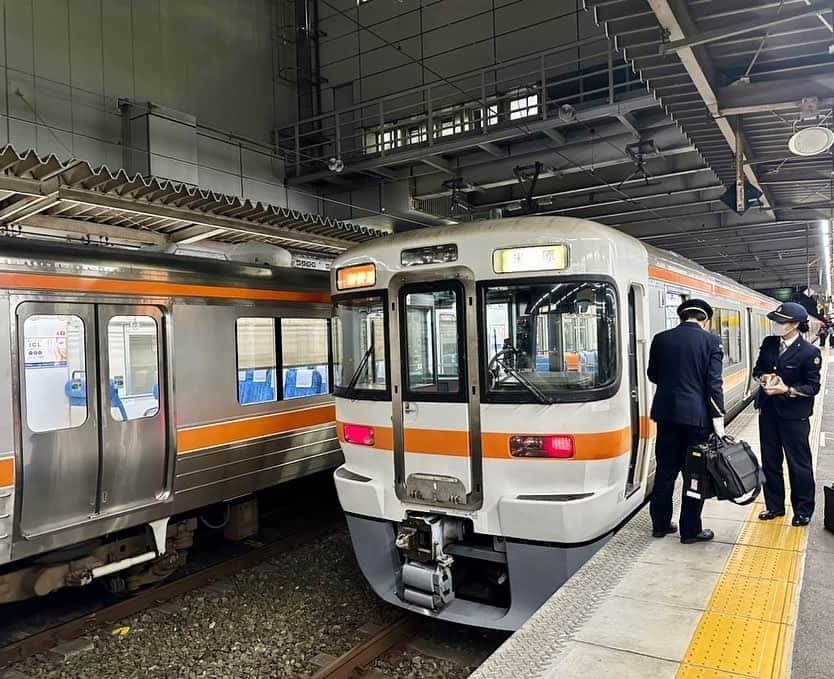 のインスタグラム：「久々に東海道線、313系に乗ったなぁ‼️ 懐かしい。 名古屋から金山まで良く昔、乗った車両👍 隣のホームに停車していた311系も、懐かしい車両ですね‼️ 最近、211系、213系見なくなったなぁ‼️ あの車両の顔、好きだった。 もっと前に遡ると117系も大好きな車両だったなぁ。 時代は、変わっていきますね・・・ なんかさみしいです。」