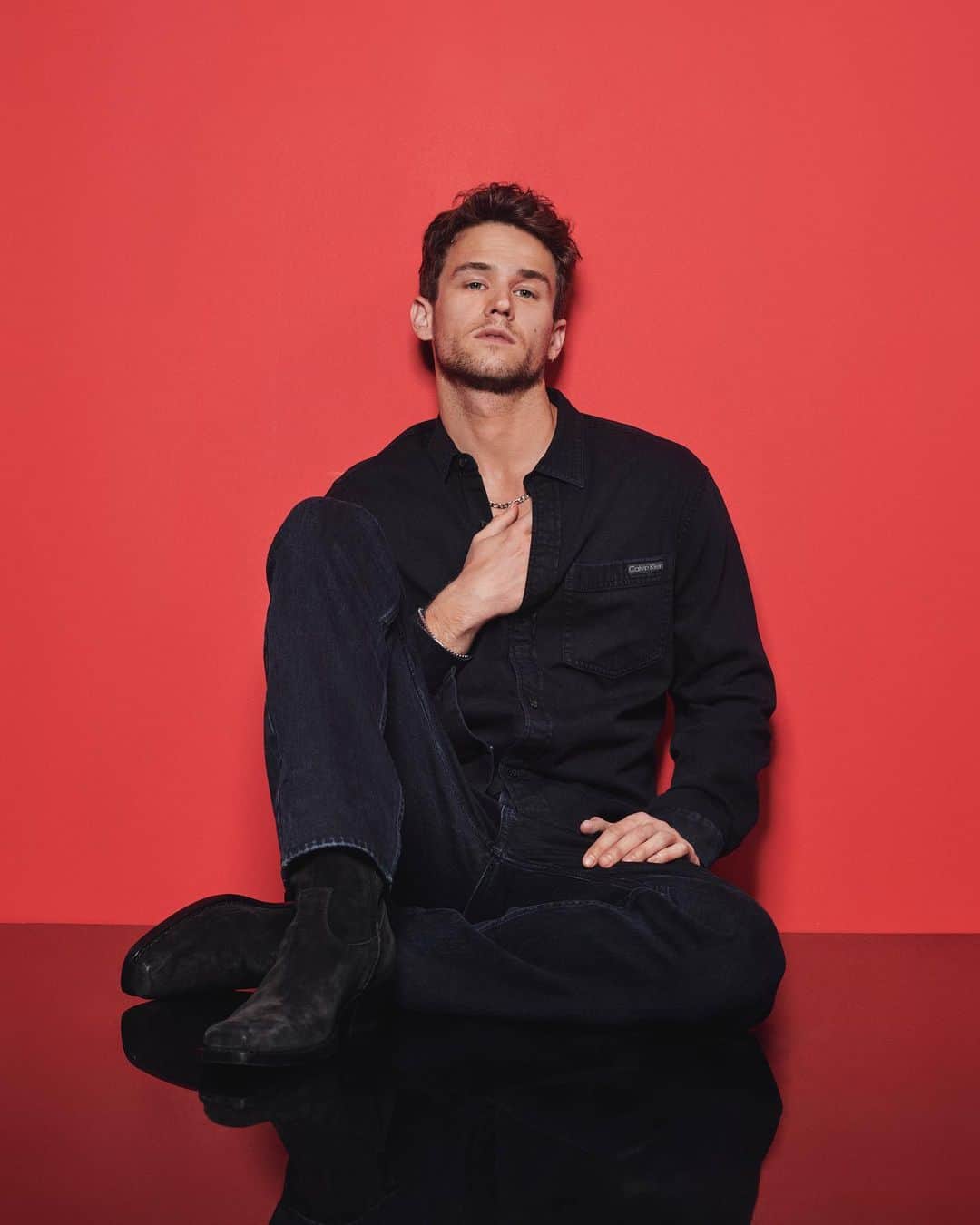 Calvin Kleinさんのインスタグラム写真 - (Calvin KleinInstagram)「Giving Calvin Klein. @brandonflynn in the holiday campaign. Get into it.​  Photographed by @jamesbrodribb」11月21日 23時00分 - calvinklein