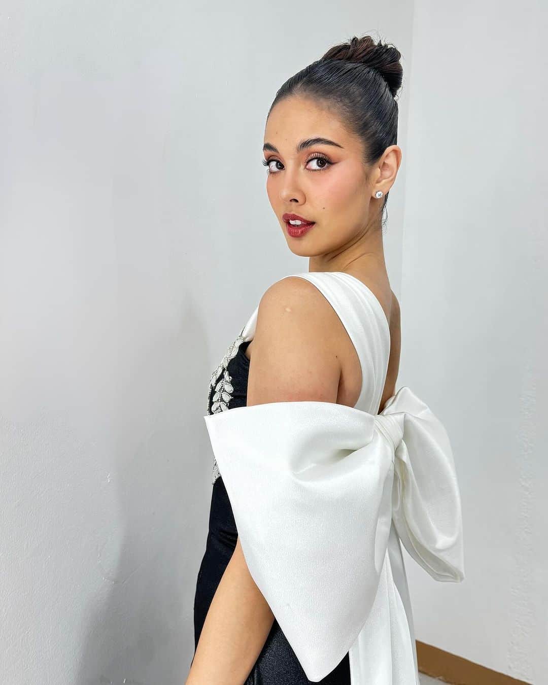 ミーガン・ヤングのインスタグラム：「Happy to be back in Sultan Kudarat ❤️ hosting tonight’s Miss Sultan Kudarat 2023 with Billy Crawford! I’ve been having an amazing time here and I hope I get to come back!   Wearing @garvy_garvy2 🫶 Makeup @carissacielomedved 💋 Hair @hairbymarkibarrola 💁🏻‍♀️」