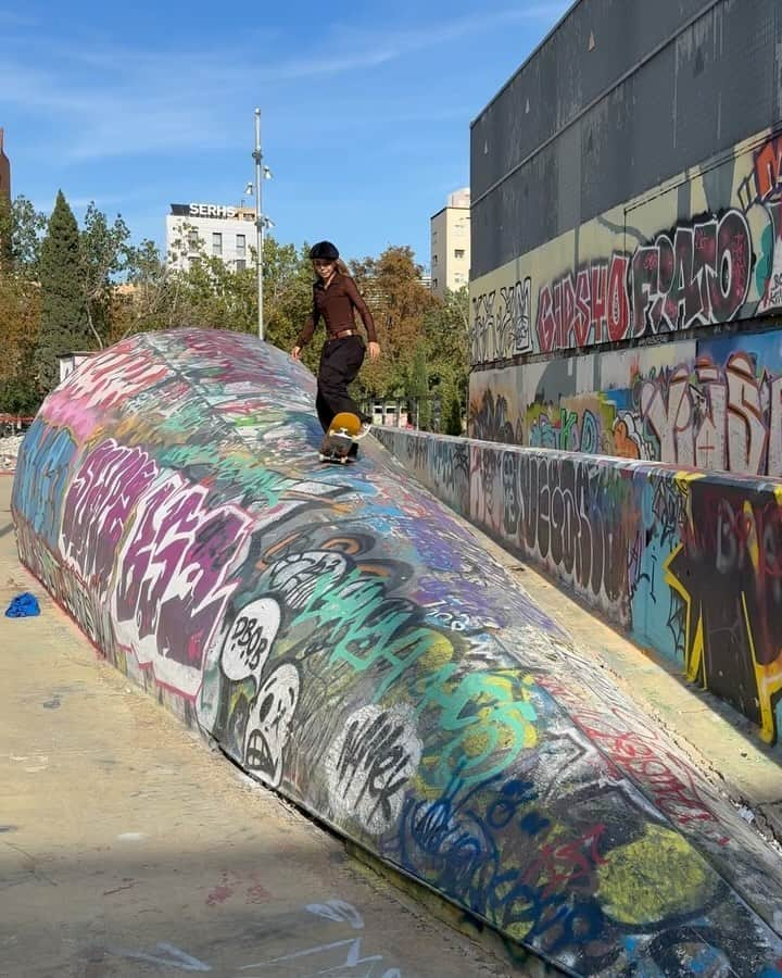 蘭のインスタグラム：「🫶  🤳 @androi_d_18  #barcelona#macba#skatergirl#skate#skatelife#womendoskate #ootd#skatergirlstyle#skategirlpower#skateeverydamnday#skateboardingisfun#outfit#skatestyle#girlsskate#スケボー女子#ガールズスケーター」