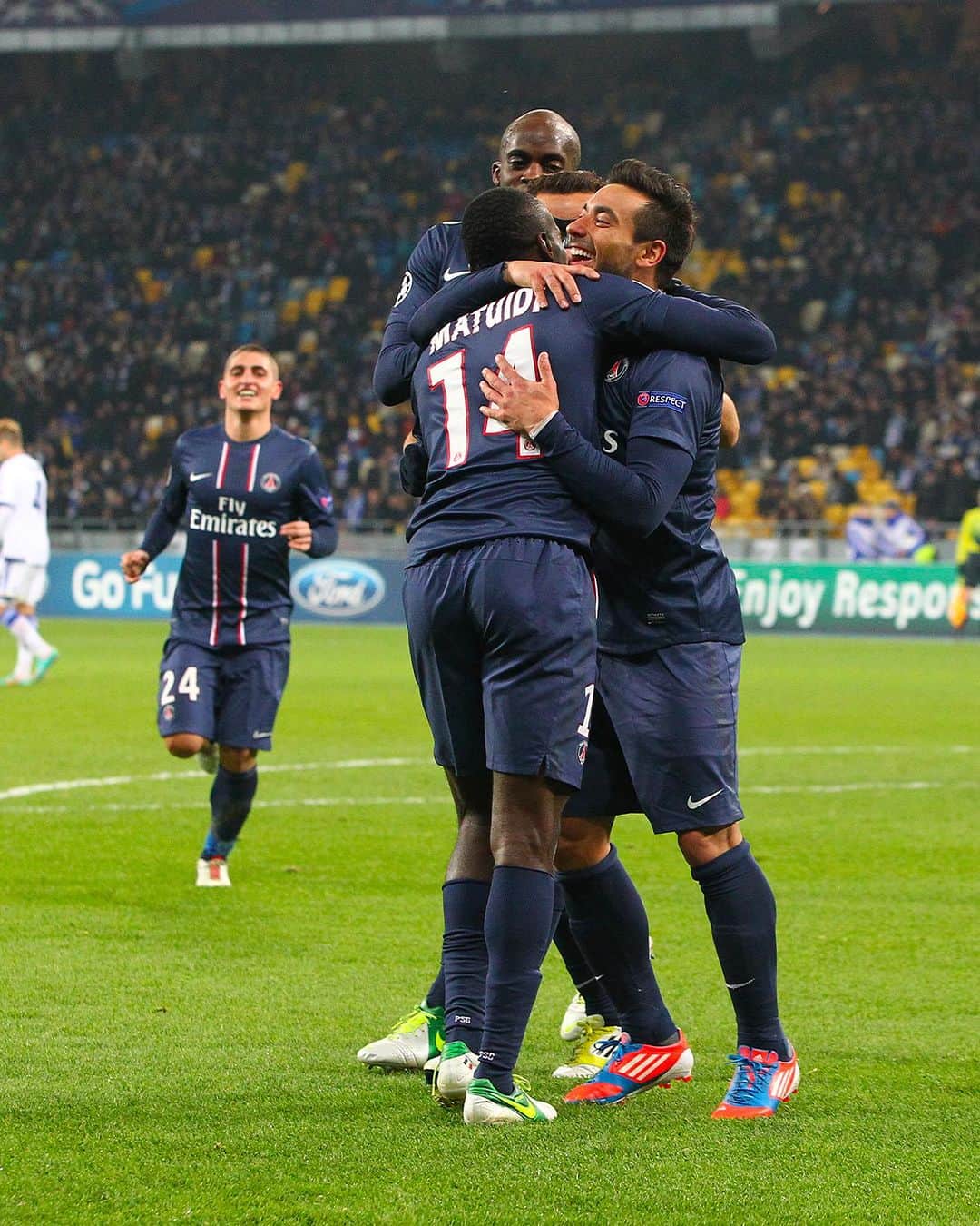 パリ・サンジェルマンFCのインスタグラム：「🗓🔙 #OnThisDay - 2012  A 2-0 win in Kiev thanks to a brace from Ezequiel Lavezzi! 🔴🔵  Une victoire à Kiev (0-2) grâce à un doublé d'Ezequiel Lavezzi ! 🔴🔵」