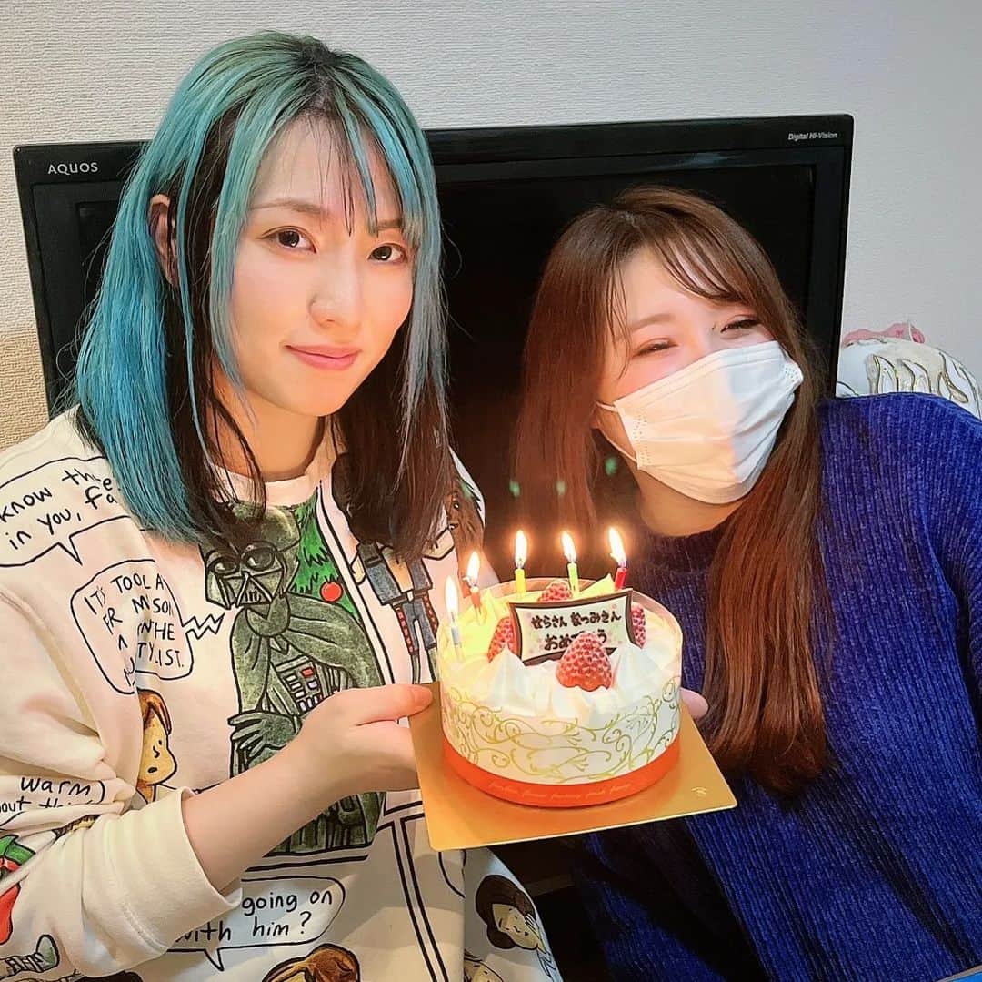 世羅りさのインスタグラム：「こたお会でサプライズお祝いしていただきました✨ 私の誕生日ともちさんのデビュー記念日🎂 サプライズが成功した時、こたおちゃんが嬉しくて泣いていたのが可愛すぎて…🥹 あんなにキレイな涙を見れて眼福です💙 葛西さん、こたおちゃん、本当にありがとうございました！！」