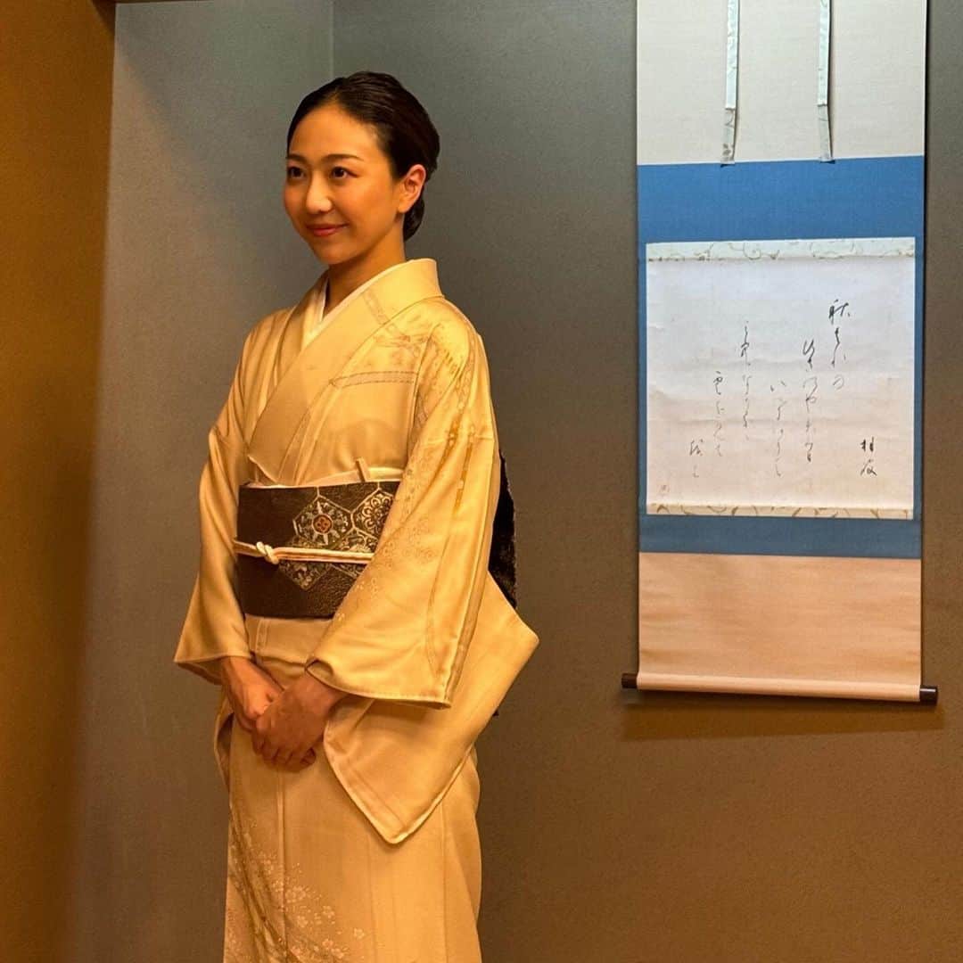 透水さらささんのインスタグラム写真 - (透水さらさInstagram)「先日、素晴らしい体験をさせていただきました🙏✨  生まれてはじめての「茶事」を学ぶ会。 懐石辻留さんにて。 美しき、憧れのお姉様方の#青山きもの部　としての 秋の部活動に新米部員としてお邪魔させていただきました🙇‍♂️ 今月の#美しいきもの にも部活動の様子を撮影していただき、とても楽しい時間を過ごす事ができました🥹🙏  数日前からドキドキしながら桃ちゃんと会議、打ち合わせして迎えた当日。もちろん桃ちゃんに手伝ってもらいながら着付けました🤣 これからも着物の奥深さを楽しく学び、憧れの先輩部員の皆様に近づくべく、日々精進しようとかたく誓った一日でした🥹 そして安定のももちゃんとのツーショット。」11月21日 23時08分 - sarasarasarasa0623