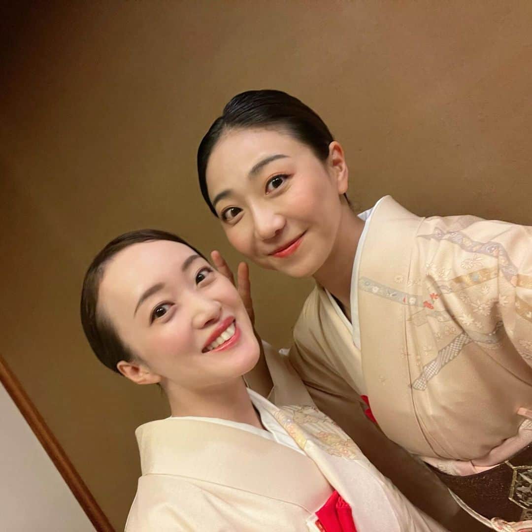 透水さらささんのインスタグラム写真 - (透水さらさInstagram)「先日、素晴らしい体験をさせていただきました🙏✨  生まれてはじめての「茶事」を学ぶ会。 懐石辻留さんにて。 美しき、憧れのお姉様方の#青山きもの部　としての 秋の部活動に新米部員としてお邪魔させていただきました🙇‍♂️ 今月の#美しいきもの にも部活動の様子を撮影していただき、とても楽しい時間を過ごす事ができました🥹🙏  数日前からドキドキしながら桃ちゃんと会議、打ち合わせして迎えた当日。もちろん桃ちゃんに手伝ってもらいながら着付けました🤣 これからも着物の奥深さを楽しく学び、憧れの先輩部員の皆様に近づくべく、日々精進しようとかたく誓った一日でした🥹 そして安定のももちゃんとのツーショット。」11月21日 23時08分 - sarasarasarasa0623