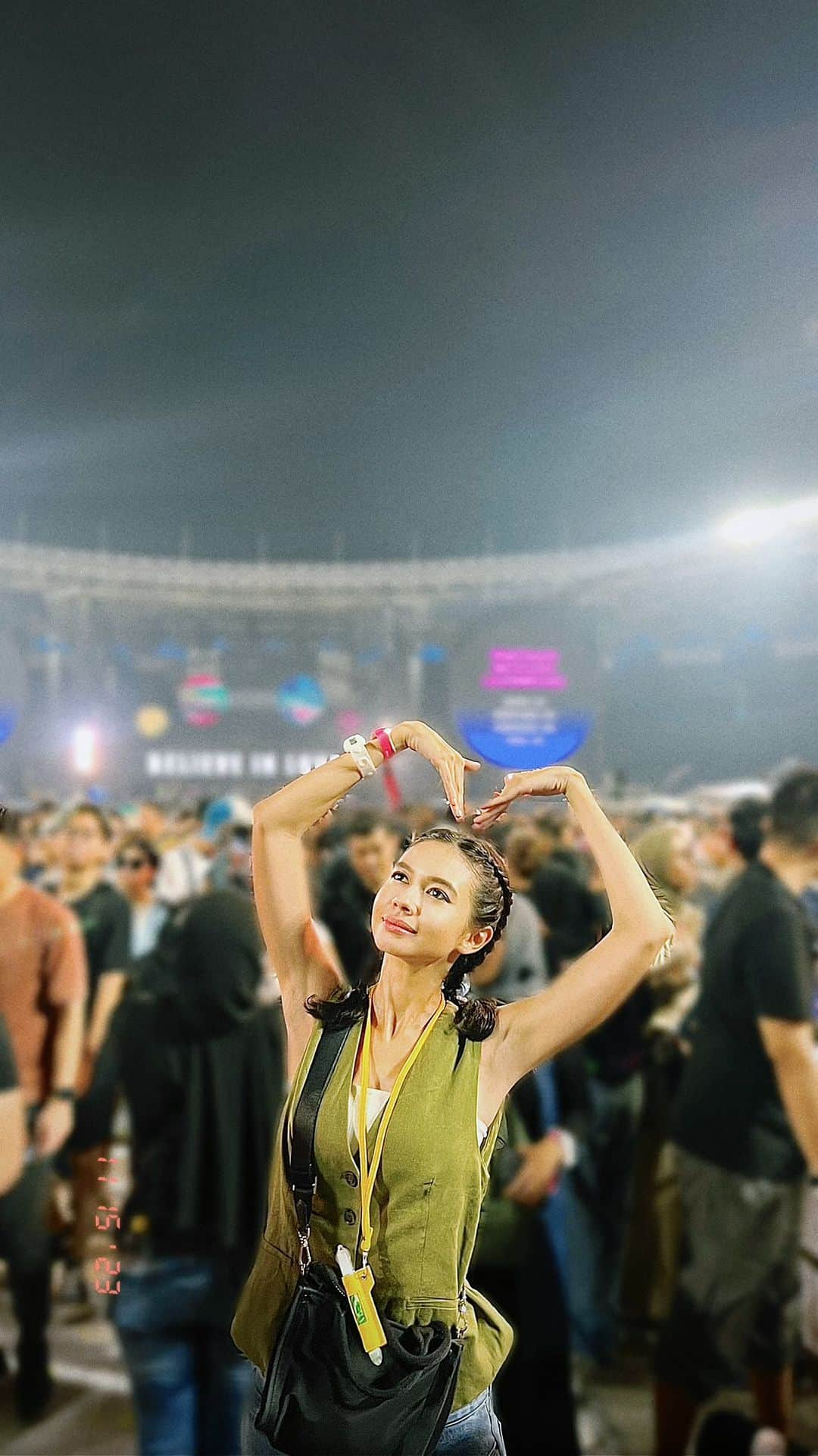 ユキ・カトウのインスタグラム：「welcome to a glimpse of my #yukitakonser Coldplay!! Nonton konser Coldplay kemarin keren banget, berasa kayak lagi karaoke sama mas Chris Martin hehe   Sobat onlineku ada yang kemarin ngerasain serunya juga?」