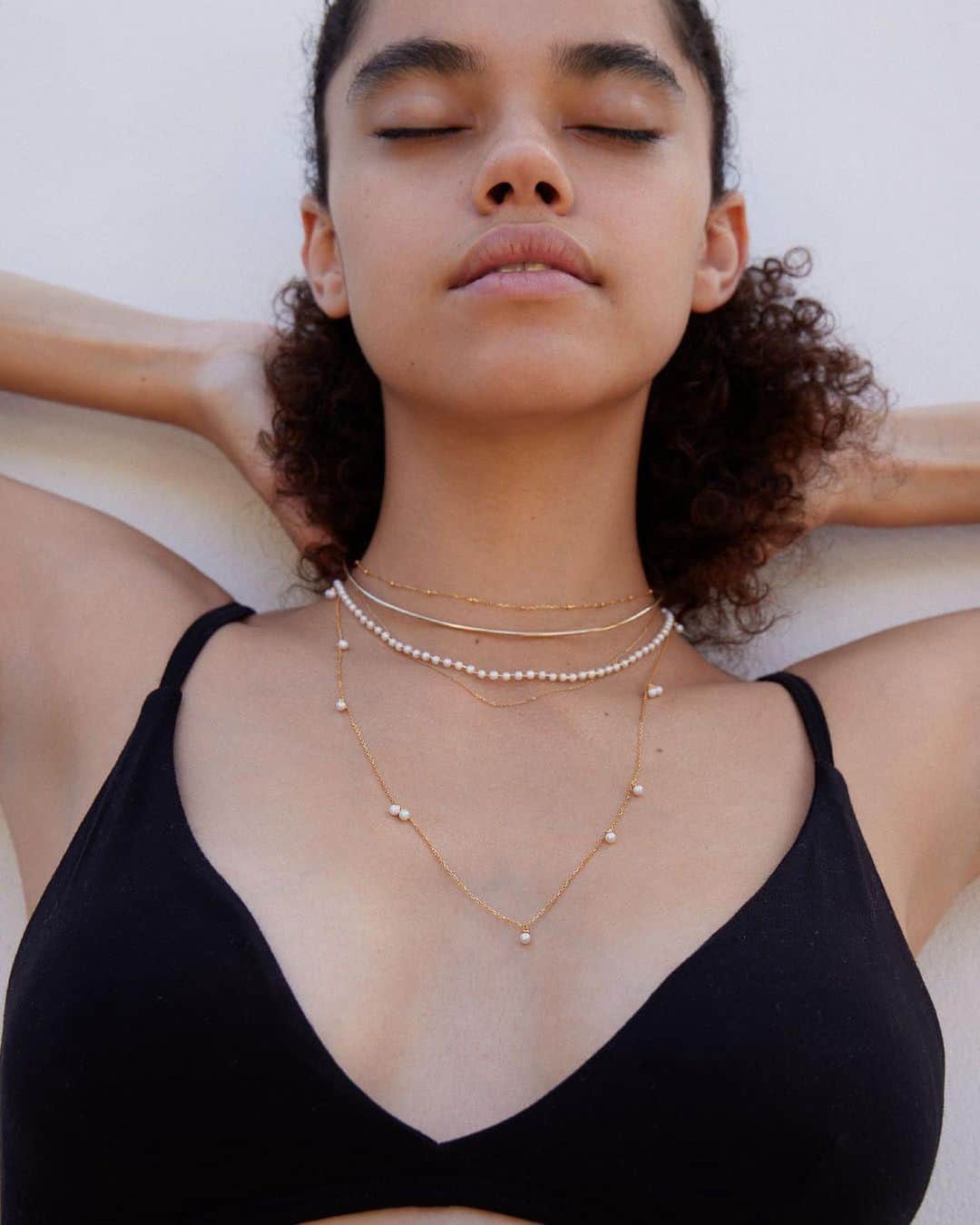 のインスタグラム：「⁡ “philia”  人々を魅了してやまない、優美なパール。みずみずしい月の涙。 ⁡ ⁡ 2023 Christmas Collection -philia- 明日、11月22日 (水) 12:00 発売予定 ⁡ choker 13,200yen - 25,300yen (with tax) necklace 16,500yen - 45,100yen (with tax) @artidaoud」